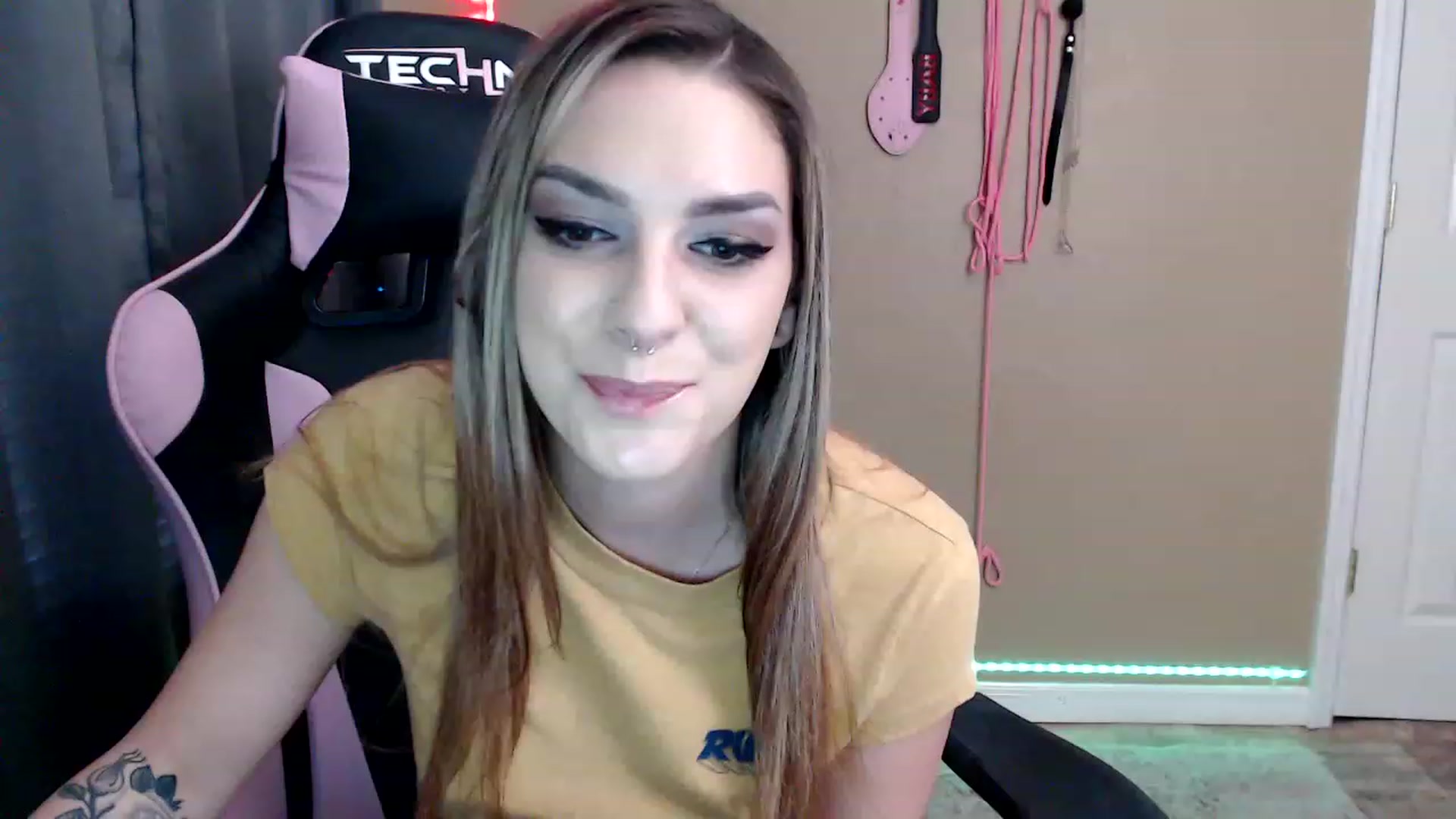 Gallery image thumbnail from rileyhazexxx's myfreecams stream on, 11/23/2022, 22:19 image 17 of 20