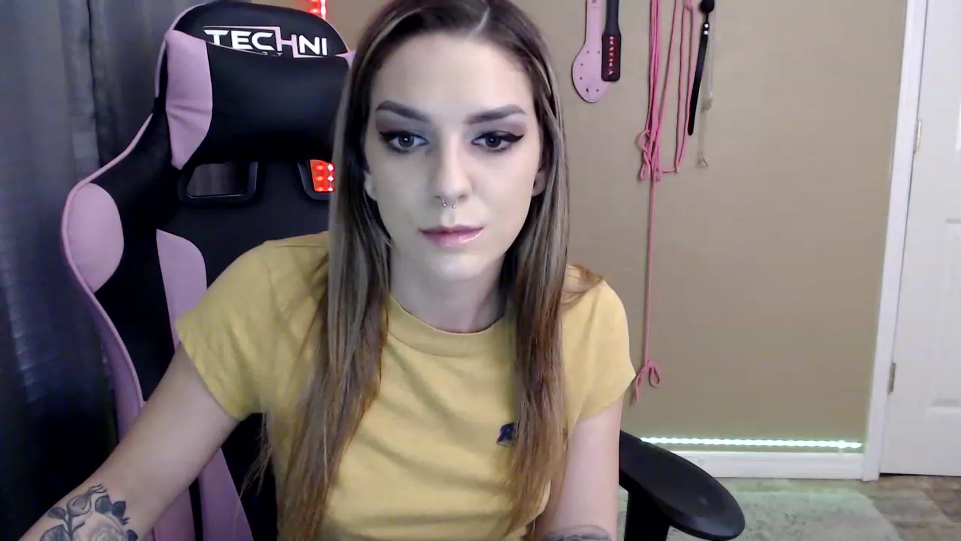Gallery image thumbnail from rileyhazexxx's myfreecams stream on, 11/23/2022, 22:19 image 3 of 20