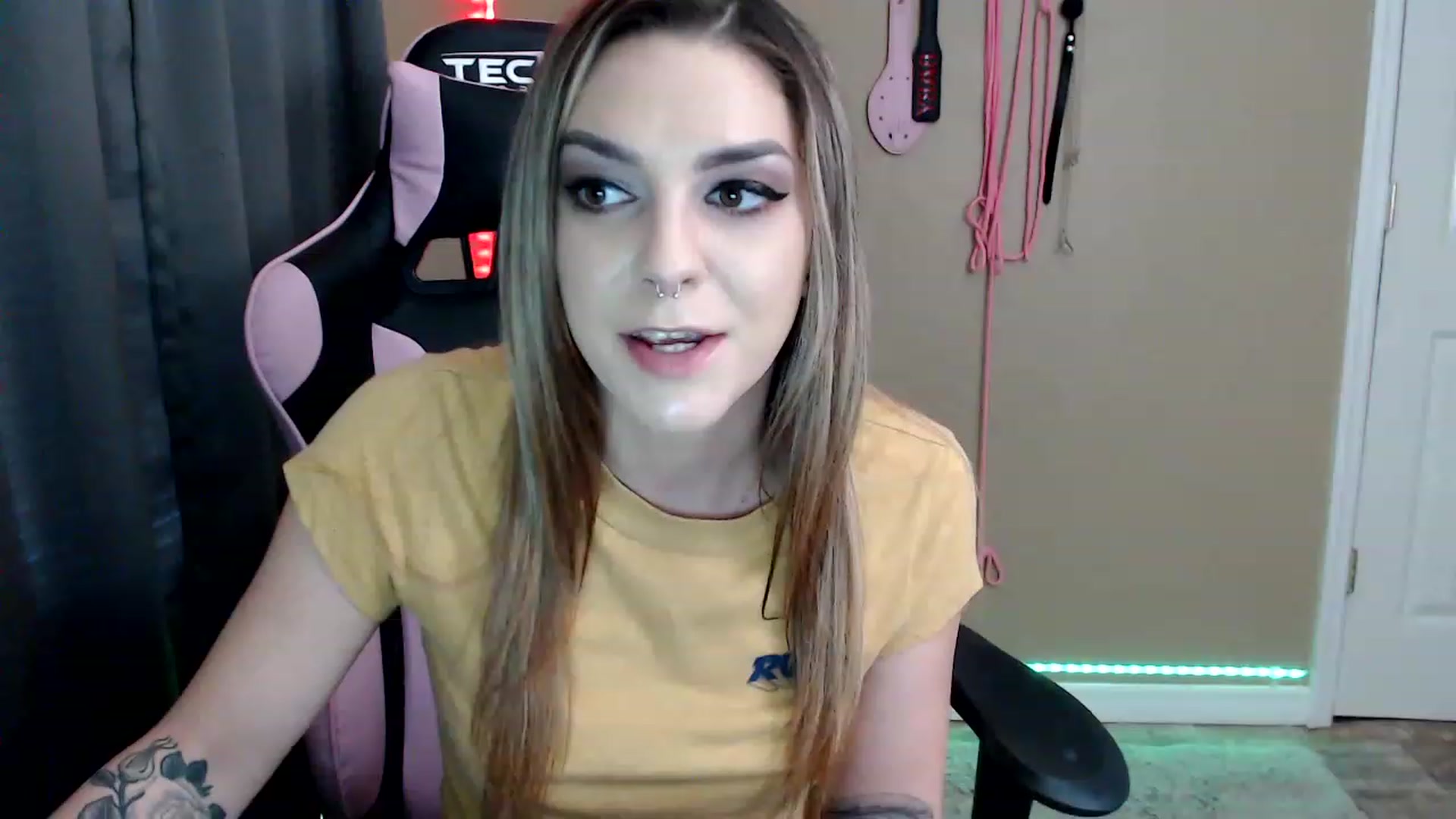 Gallery image thumbnail from rileyhazexxx's myfreecams stream on, 11/23/2022, 22:19 image 20 of 20
