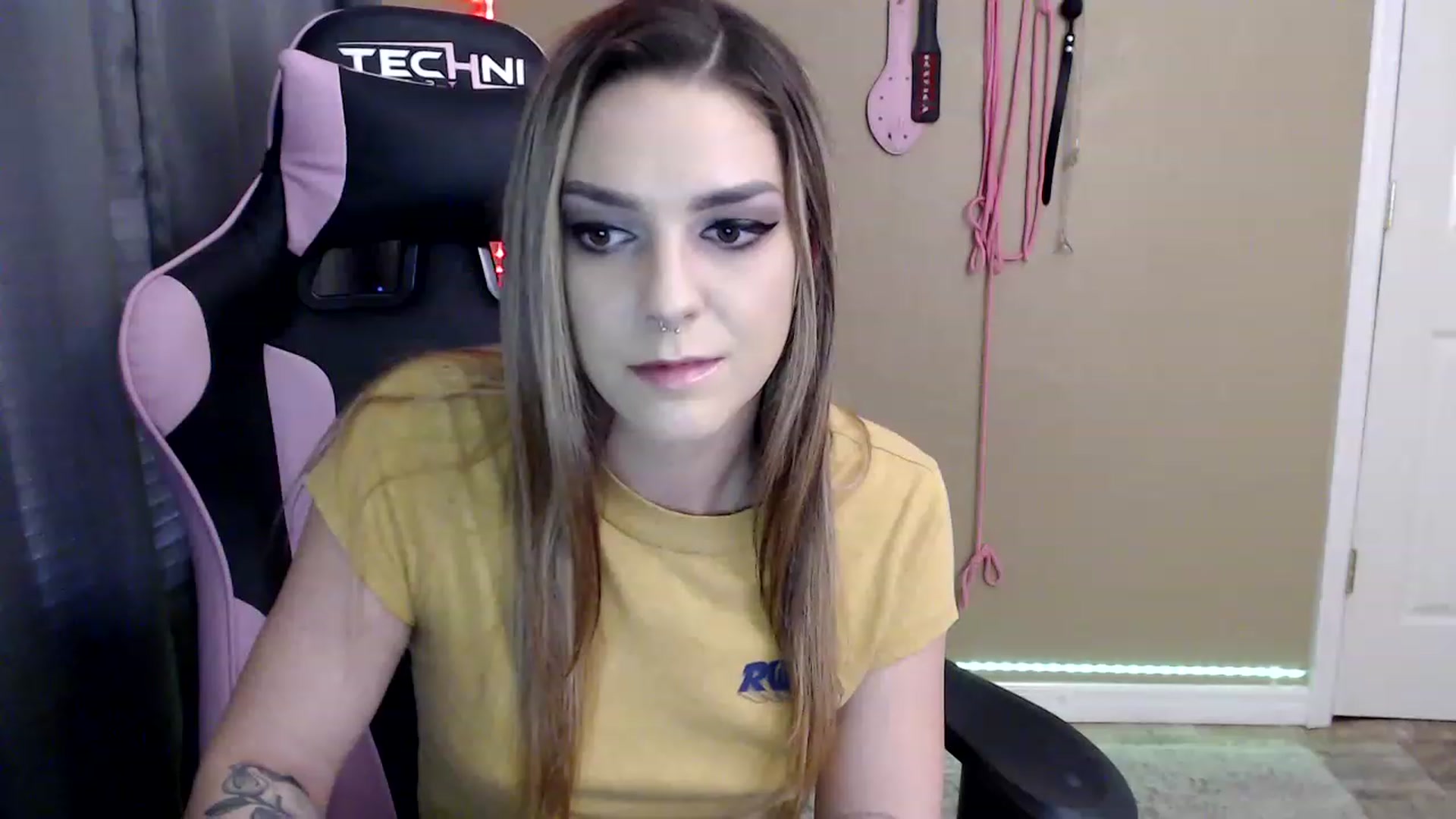 Gallery image thumbnail from rileyhazexxx's myfreecams stream on, 11/23/2022, 22:19 image 8 of 20