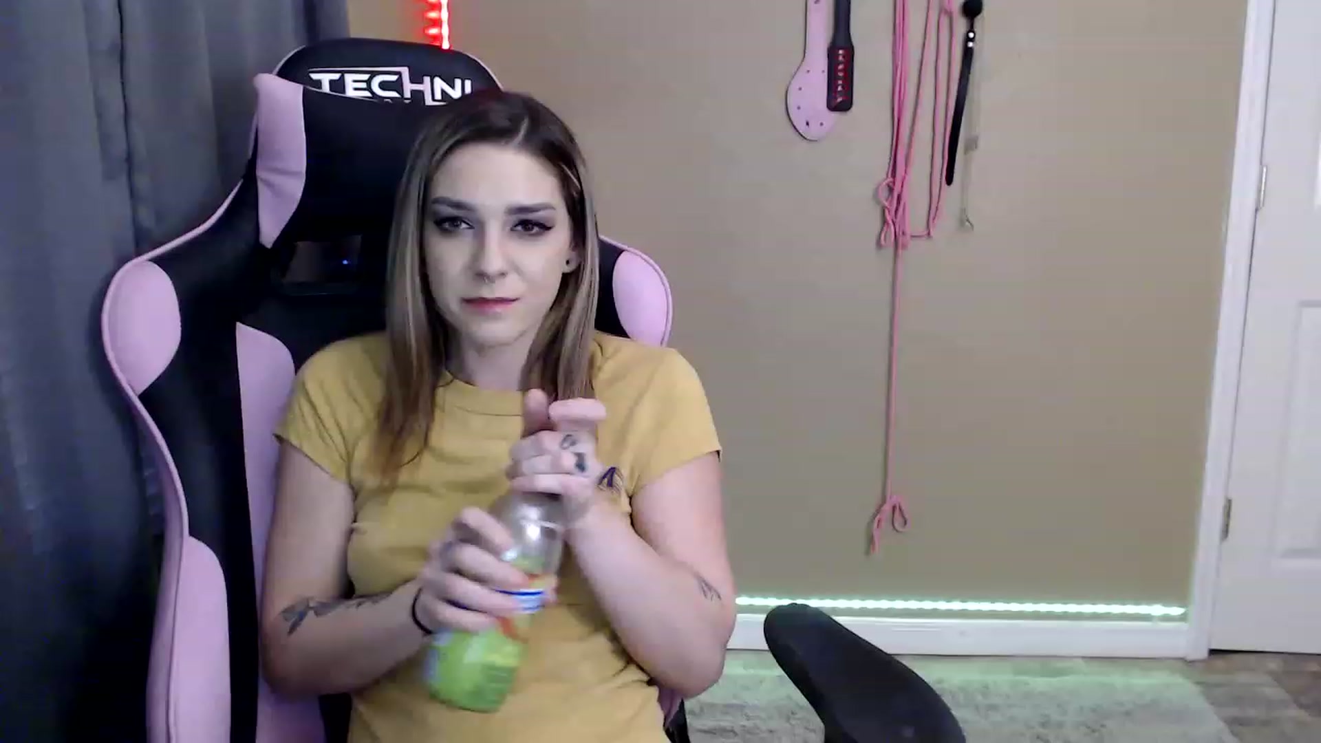 Gallery image thumbnail from rileyhazexxx's myfreecams stream on, 11/23/2022, 22:19 image 15 of 20
