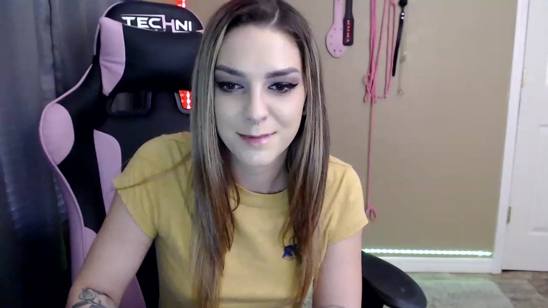 Gallery image thumbnail from rileyhazexxx's myfreecams stream on, 11/23/2022, 22:19 image 5 of 20