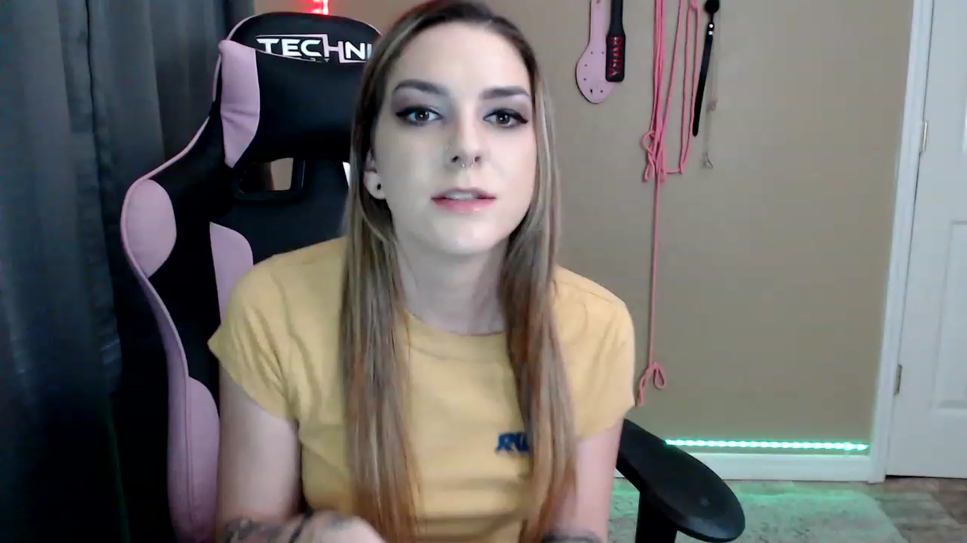 Gallery image thumbnail from rileyhazexxx's myfreecams stream on, 11/23/2022, 22:19 image 19 of 20
