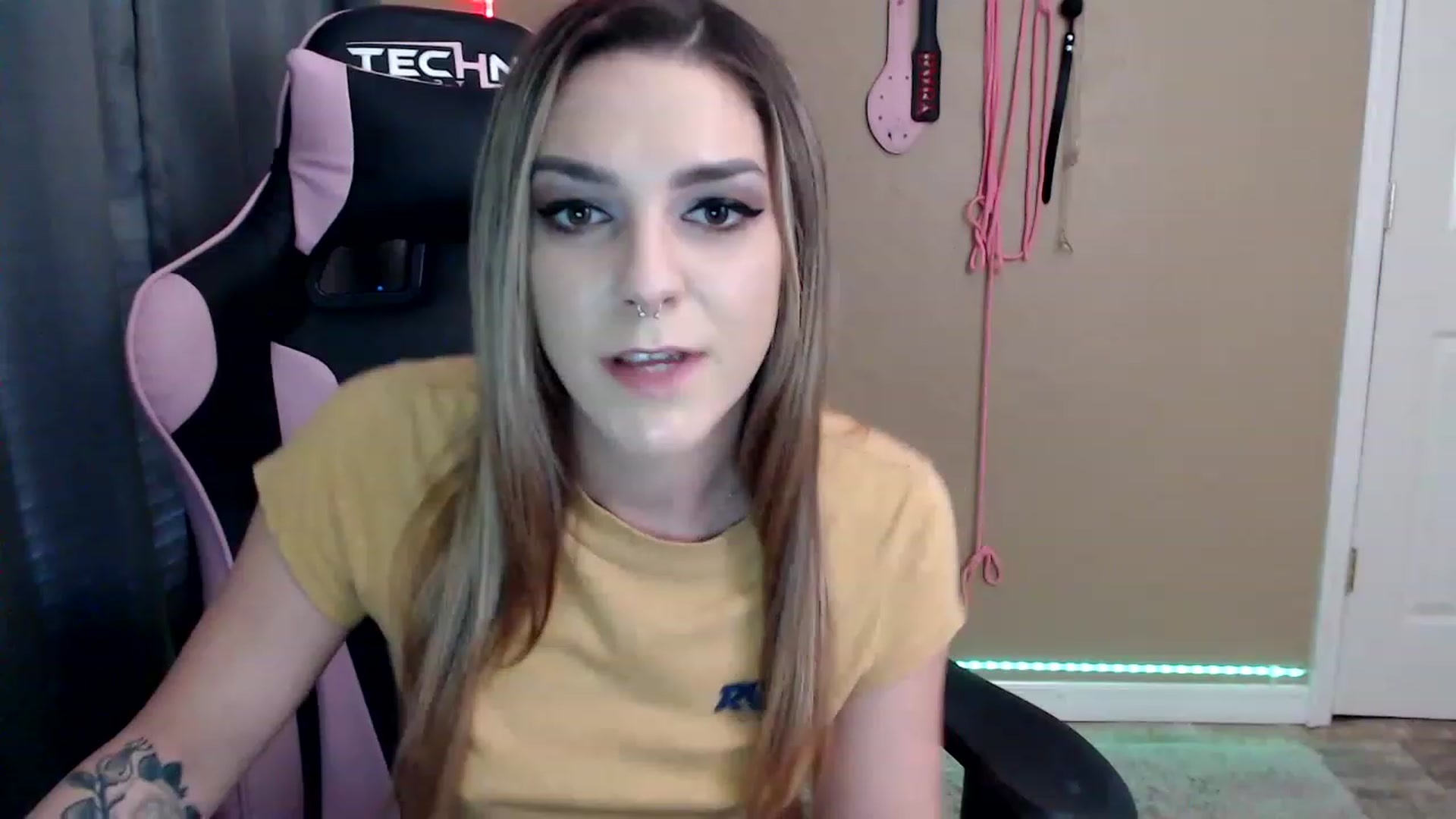 Gallery image thumbnail from rileyhazexxx's myfreecams stream on, 11/23/2022, 22:19 image 11 of 20