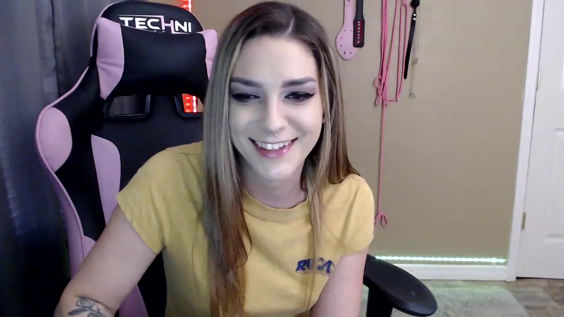 Gallery image thumbnail from rileyhazexxx's myfreecams stream on, 11/23/2022, 22:19 image 6 of 20