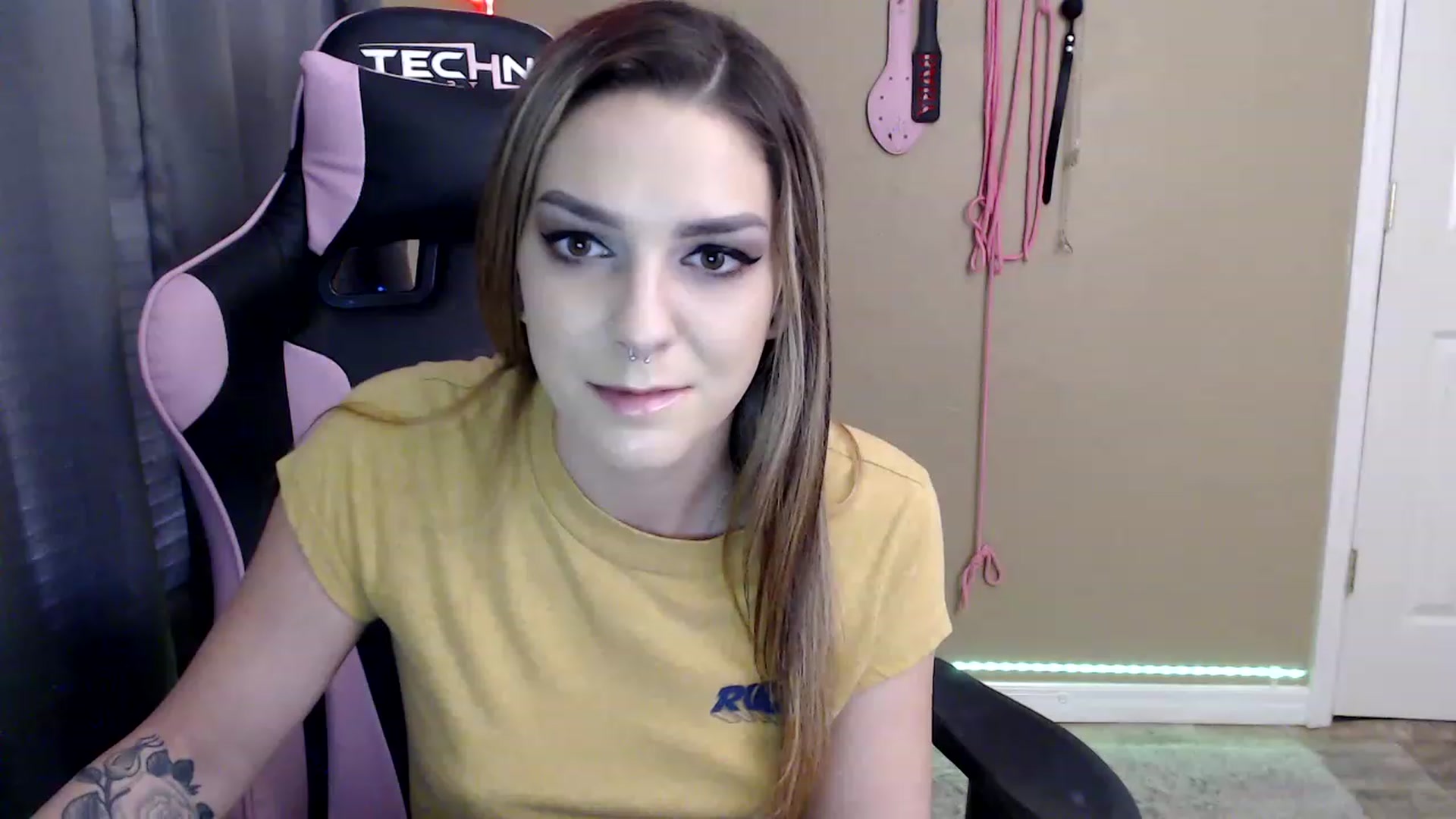 Gallery image thumbnail from rileyhazexxx's myfreecams stream on, 11/23/2022, 22:19 image 9 of 20