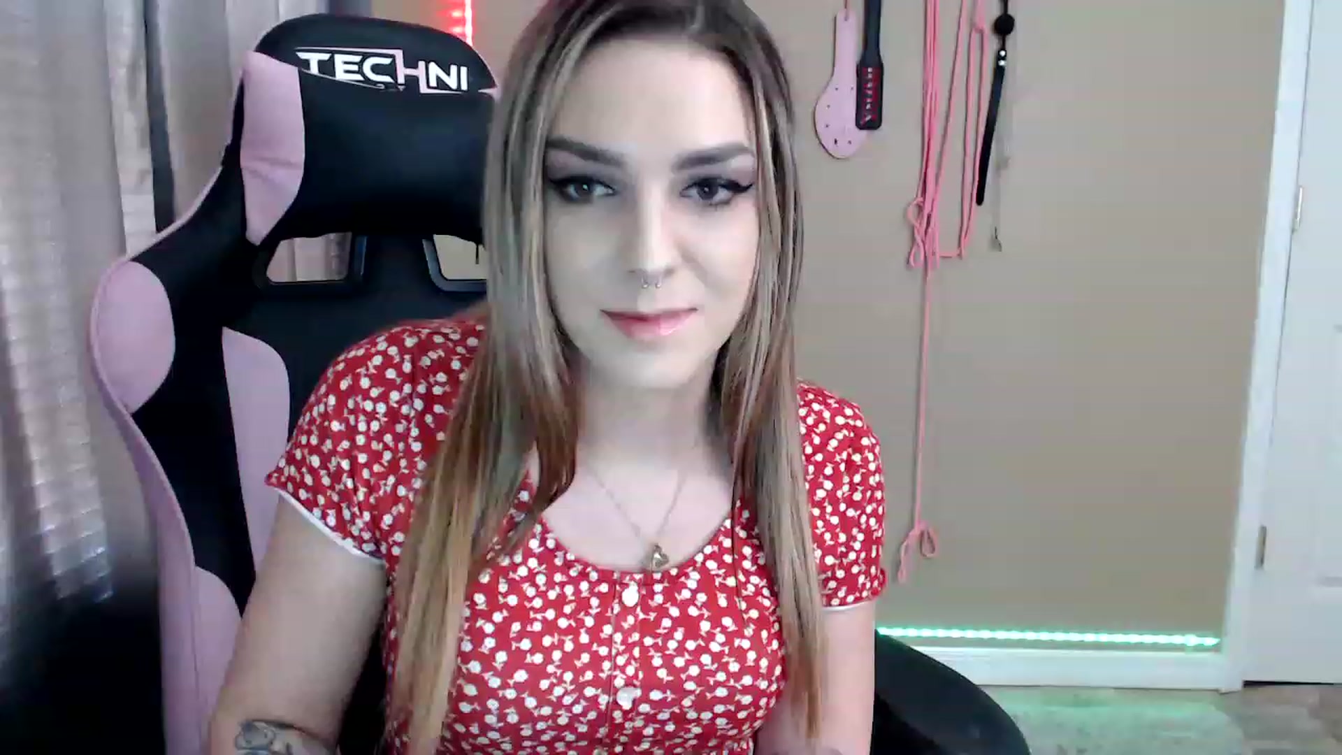 Gallery image thumbnail from rileyhazexxx's myfreecams stream on, 11/25/2022, 19:27 image 2 of 20