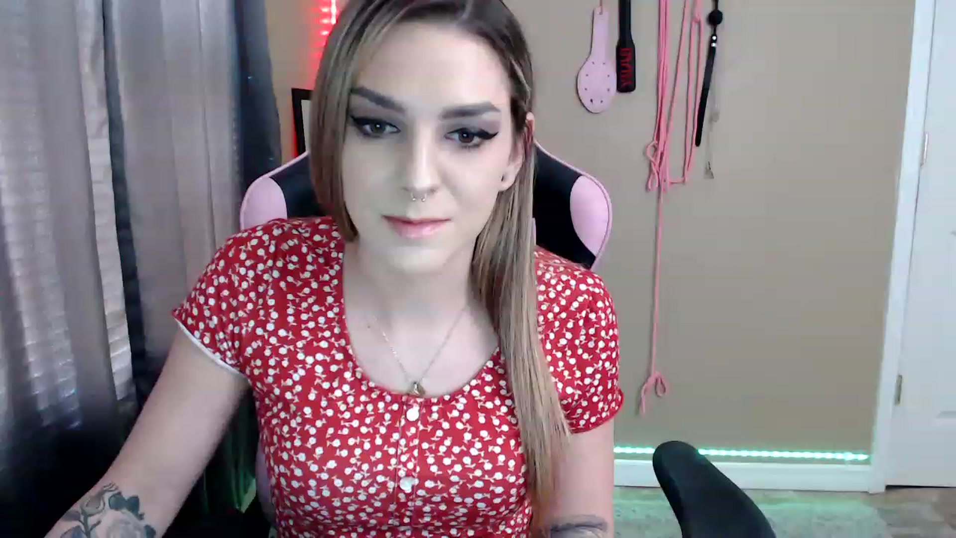 Gallery image thumbnail from rileyhazexxx's myfreecams stream on, 11/25/2022, 19:27 image 5 of 20