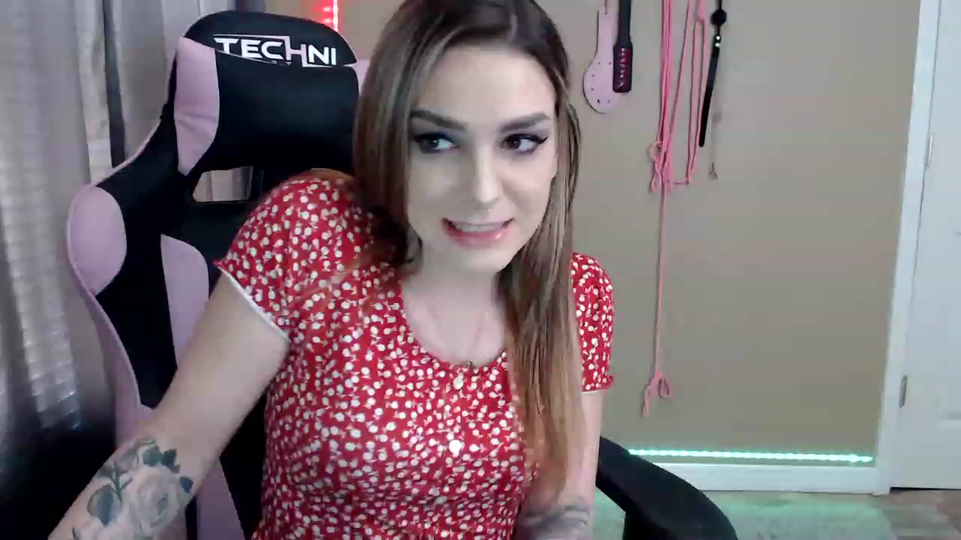 Gallery image thumbnail from rileyhazexxx's myfreecams stream on, 11/25/2022, 19:27 image 3 of 20