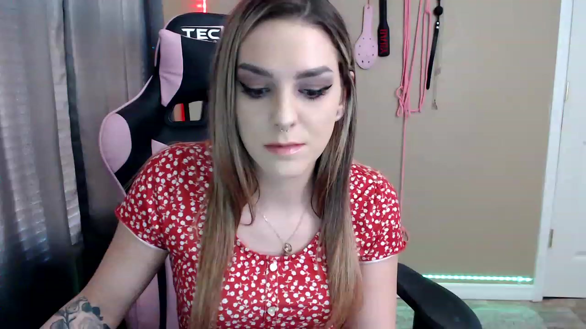 Gallery image thumbnail from rileyhazexxx's myfreecams stream on, 11/25/2022, 19:27 image 8 of 20