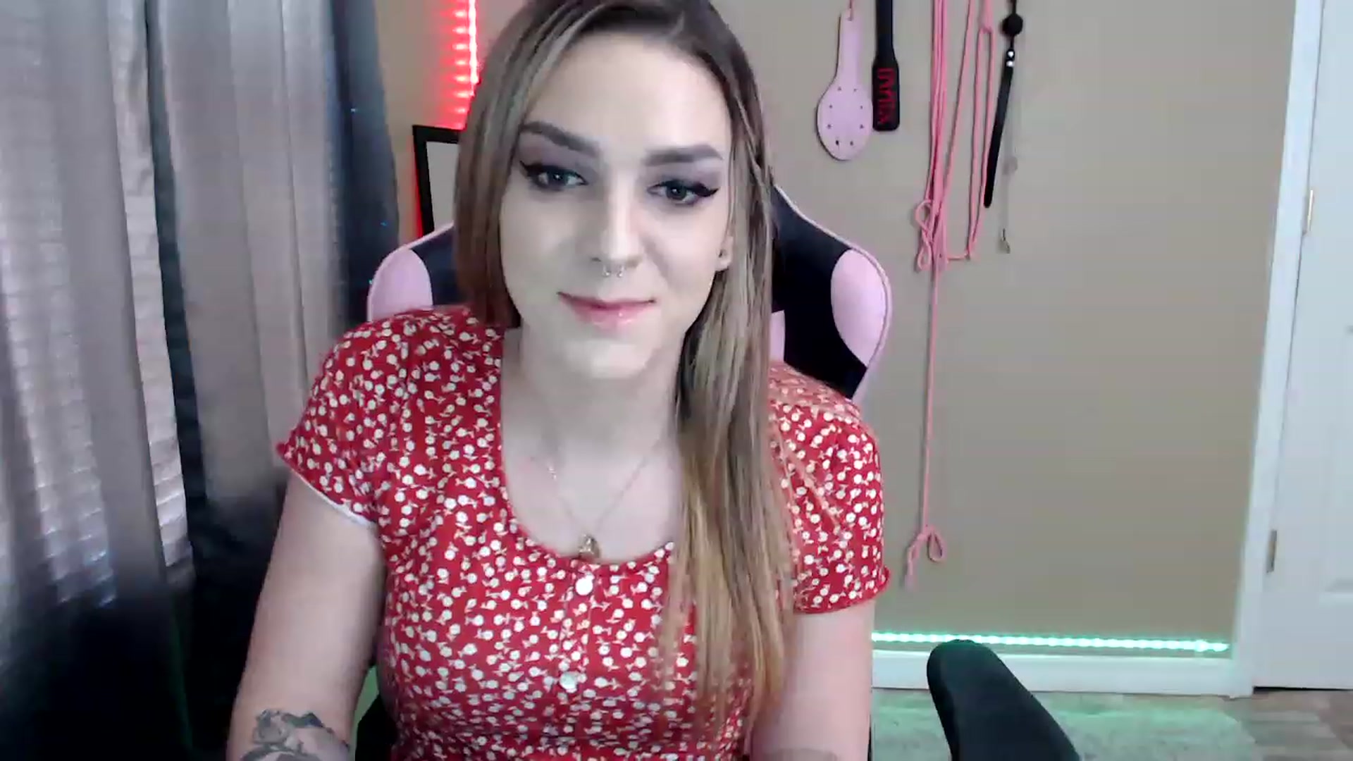 Gallery image thumbnail from rileyhazexxx's myfreecams stream on, 11/25/2022, 19:27 image 4 of 20