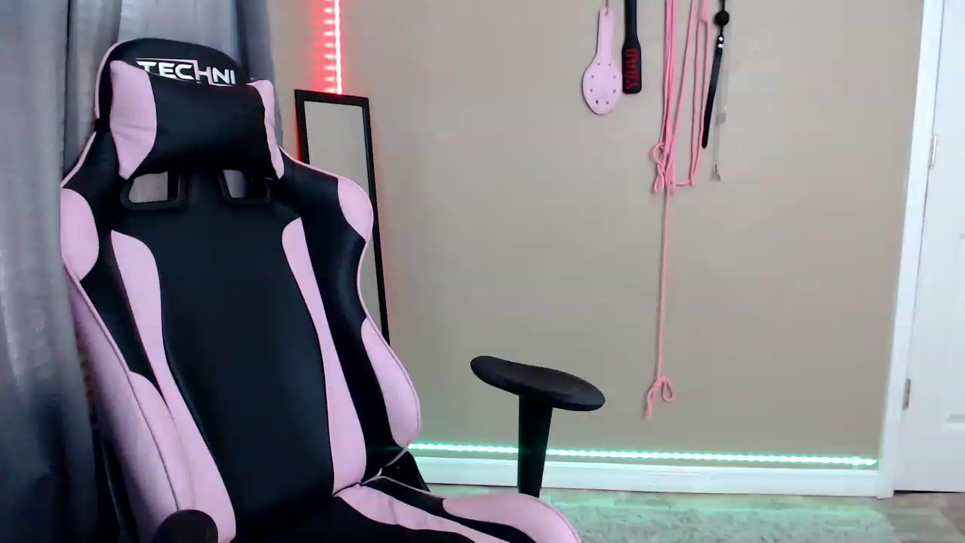 Gallery image thumbnail from rileyhazexxx's myfreecams stream on, 11/25/2022, 19:27 image 12 of 20