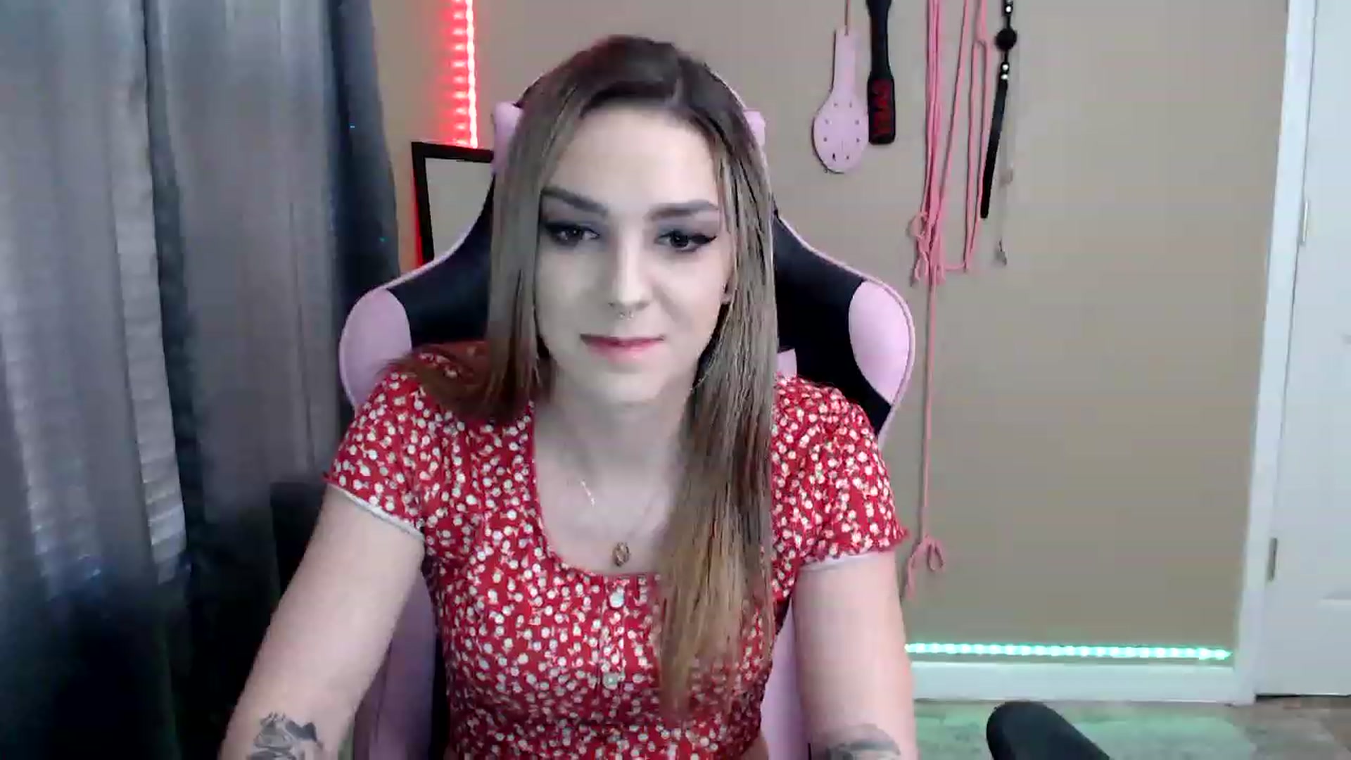 Gallery image thumbnail from rileyhazexxx's myfreecams stream on, 11/25/2022, 19:27 image 17 of 20
