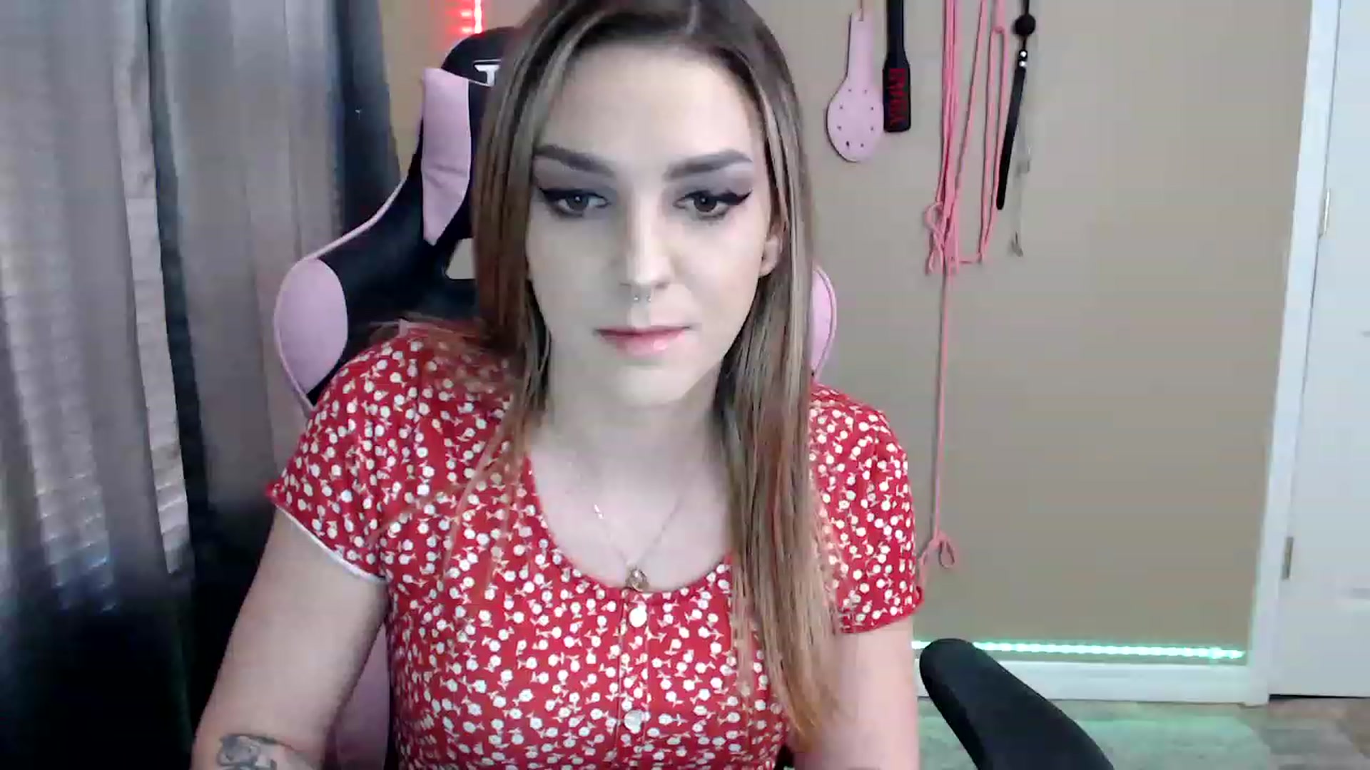 Gallery image thumbnail from rileyhazexxx's myfreecams stream on, 11/25/2022, 19:27 image 7 of 20