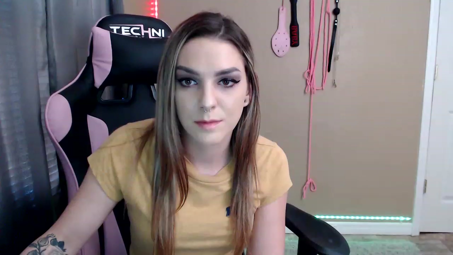 Gallery image thumbnail from rileyhazexxx's myfreecams stream on, 11/25/2022, 21:16 image 7 of 20