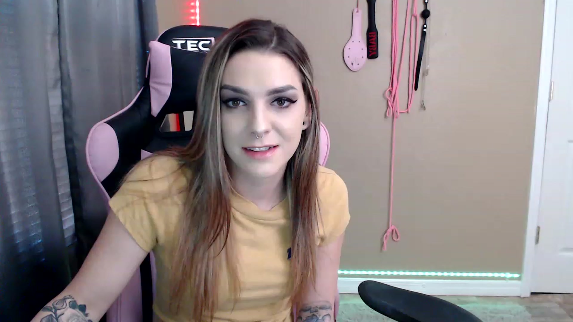 Gallery image thumbnail from rileyhazexxx's myfreecams stream on, 11/25/2022, 21:16 image 8 of 20