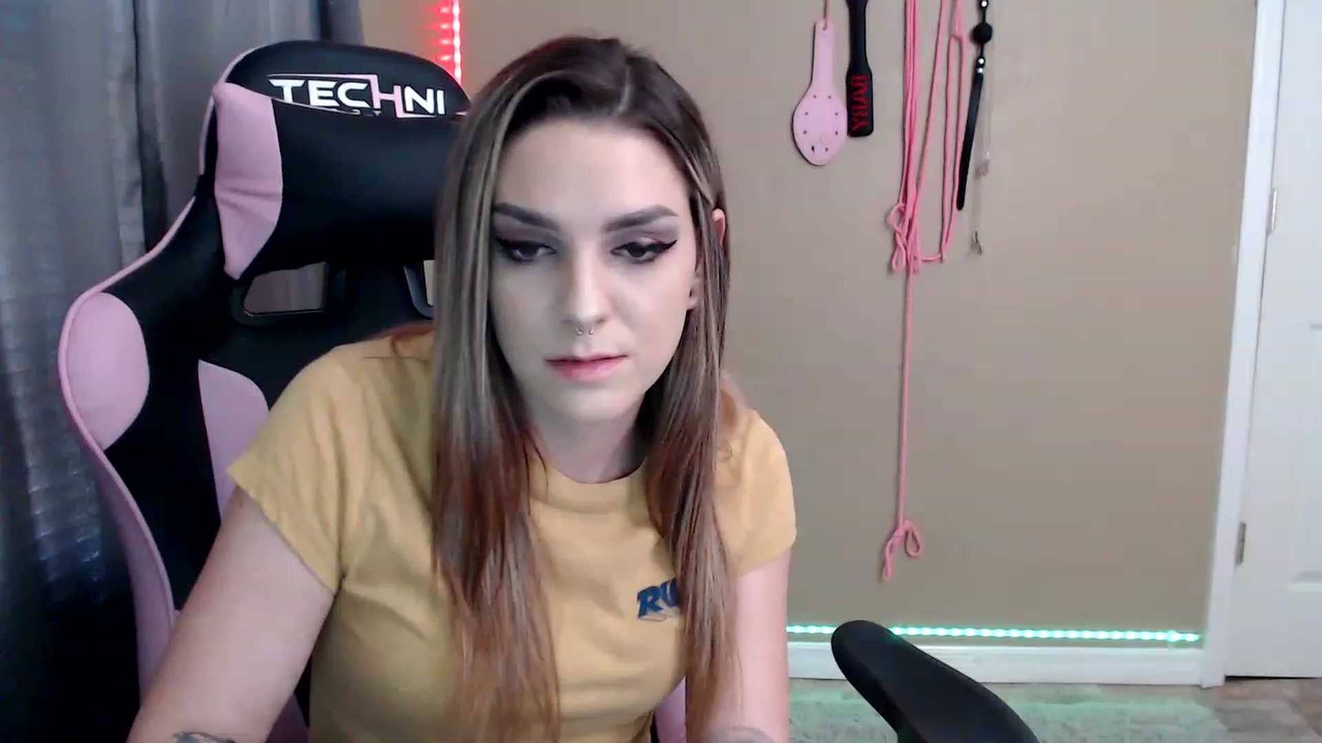 Gallery image thumbnail from rileyhazexxx's myfreecams stream on, 11/25/2022, 21:16 image 12 of 20