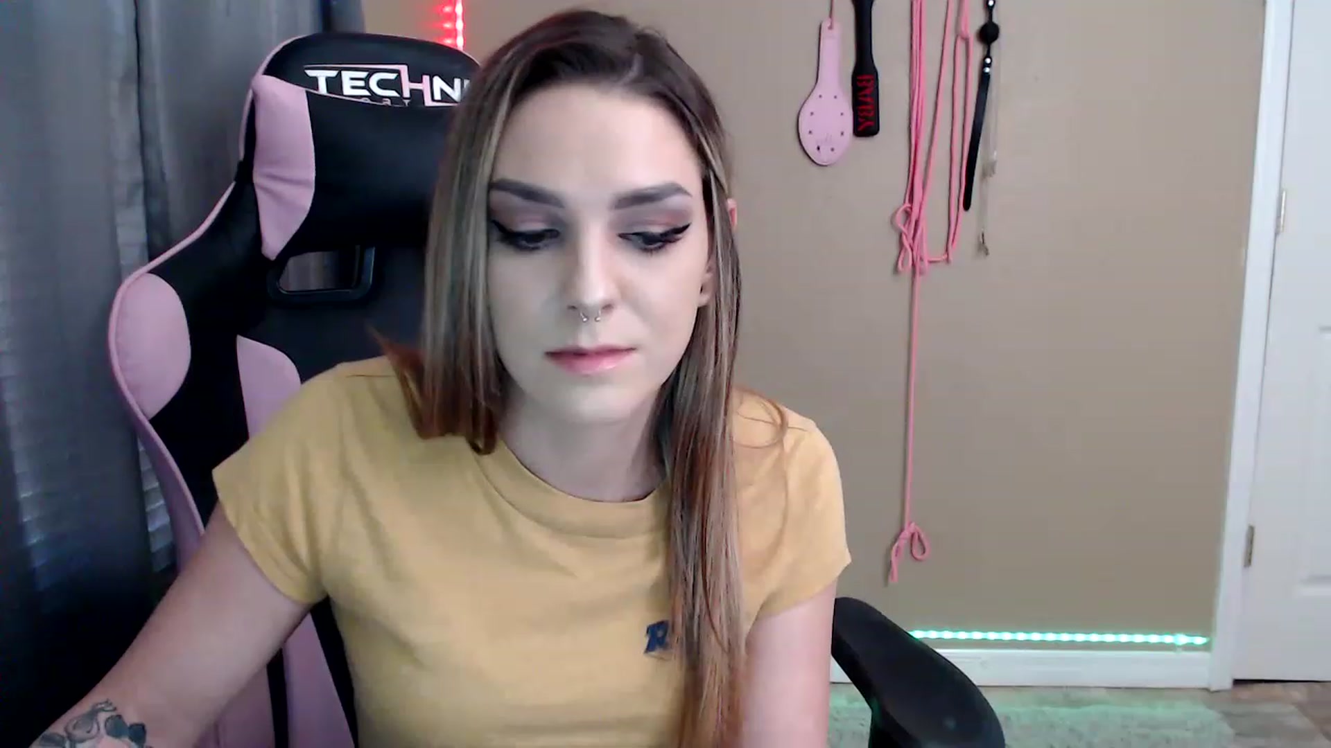 Gallery image thumbnail from rileyhazexxx's myfreecams stream on, 11/25/2022, 21:16 image 16 of 20