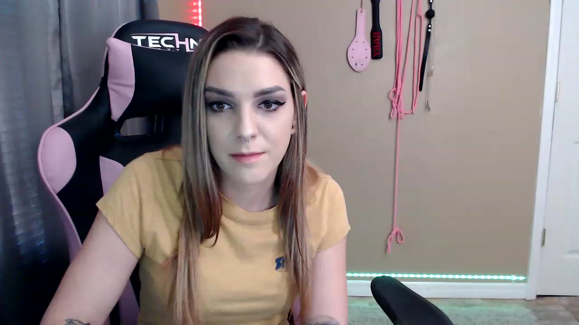 Gallery image thumbnail from rileyhazexxx's myfreecams stream on, 11/25/2022, 21:16 image 13 of 20