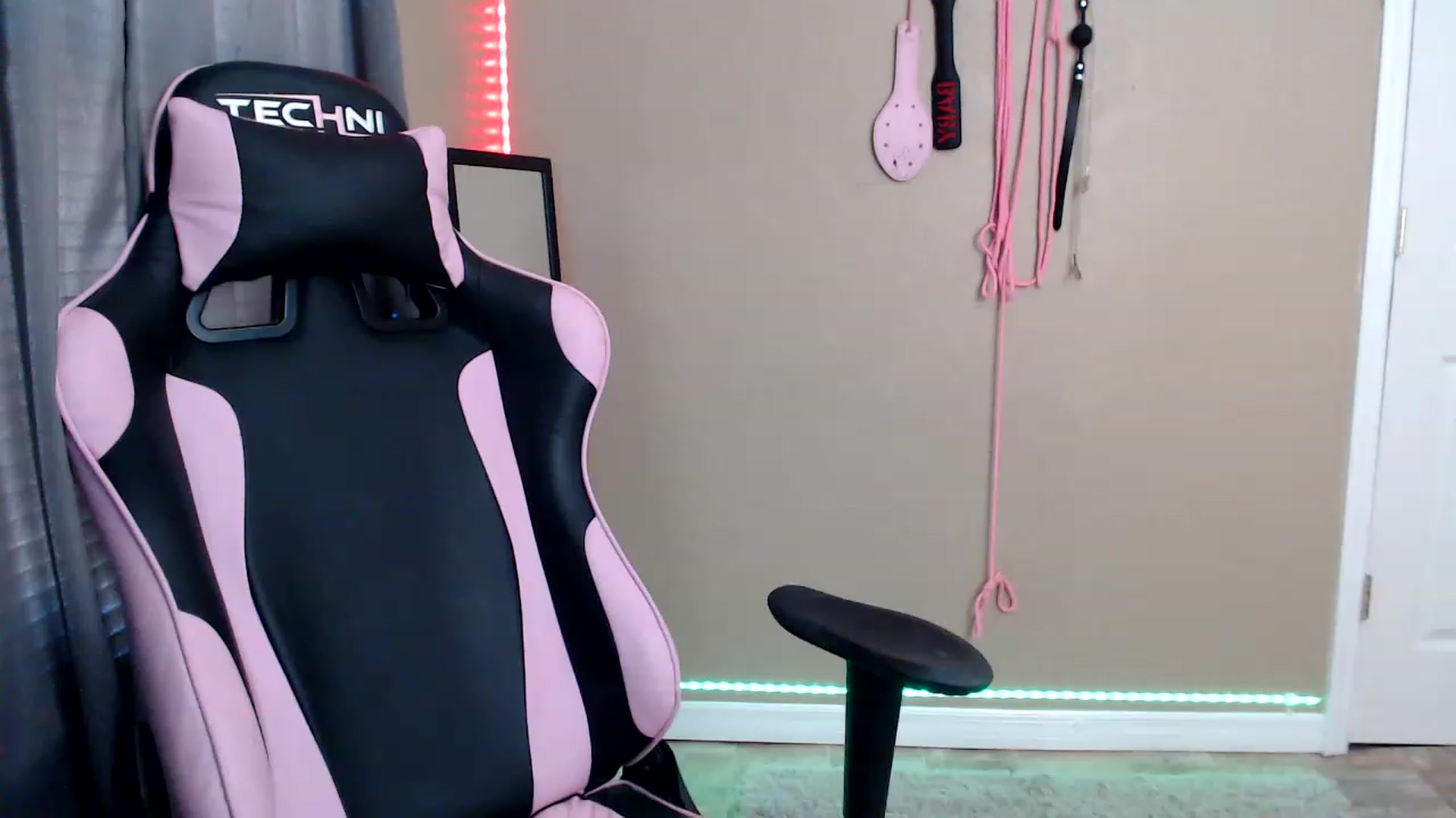 Gallery image thumbnail from rileyhazexxx's myfreecams stream on, 11/25/2022, 21:16 image 4 of 20