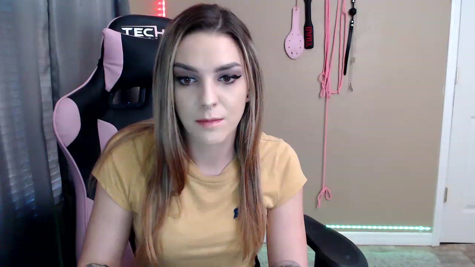 Gallery image thumbnail from rileyhazexxx's myfreecams stream on, 11/25/2022, 21:16 image 6 of 20