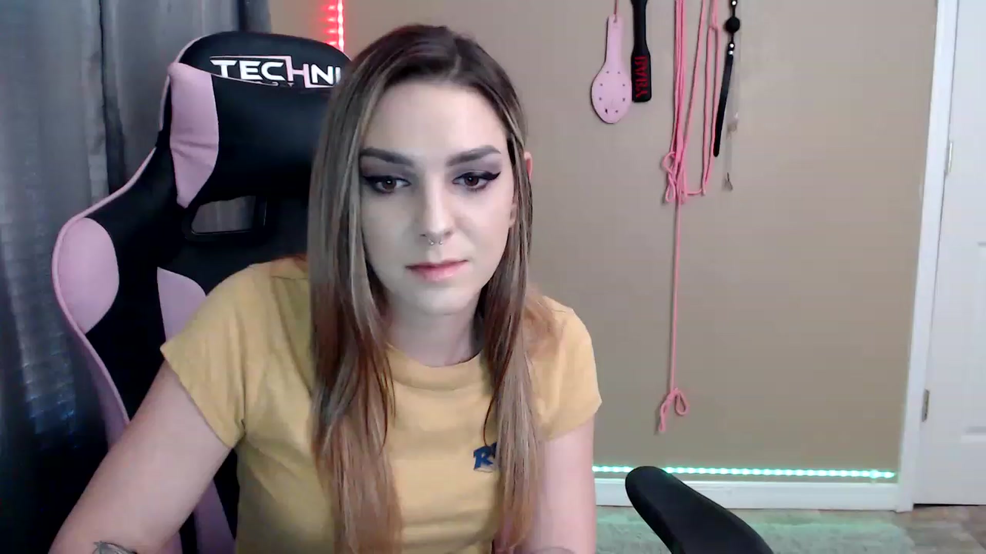 Gallery image thumbnail from rileyhazexxx's myfreecams stream on, 11/25/2022, 21:16 image 14 of 20