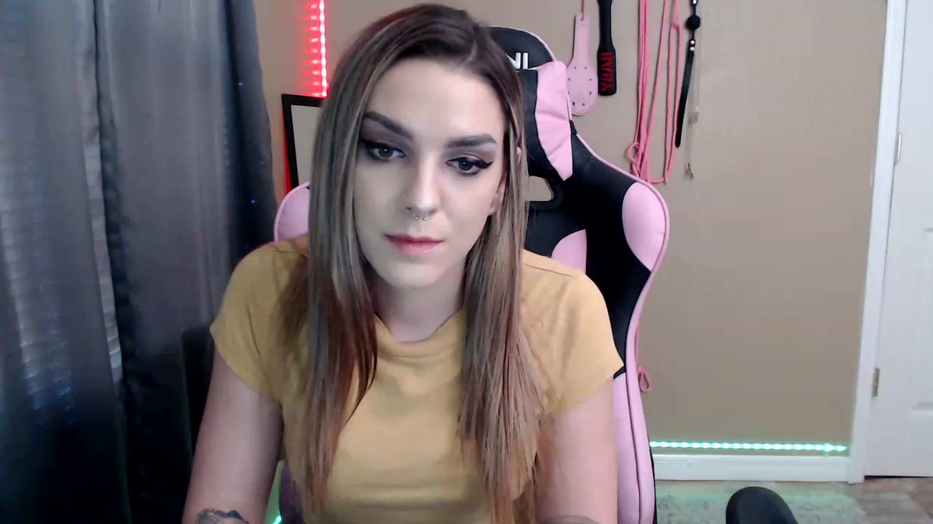 Gallery image thumbnail from rileyhazexxx's myfreecams stream on, 11/25/2022, 21:16 image 10 of 20