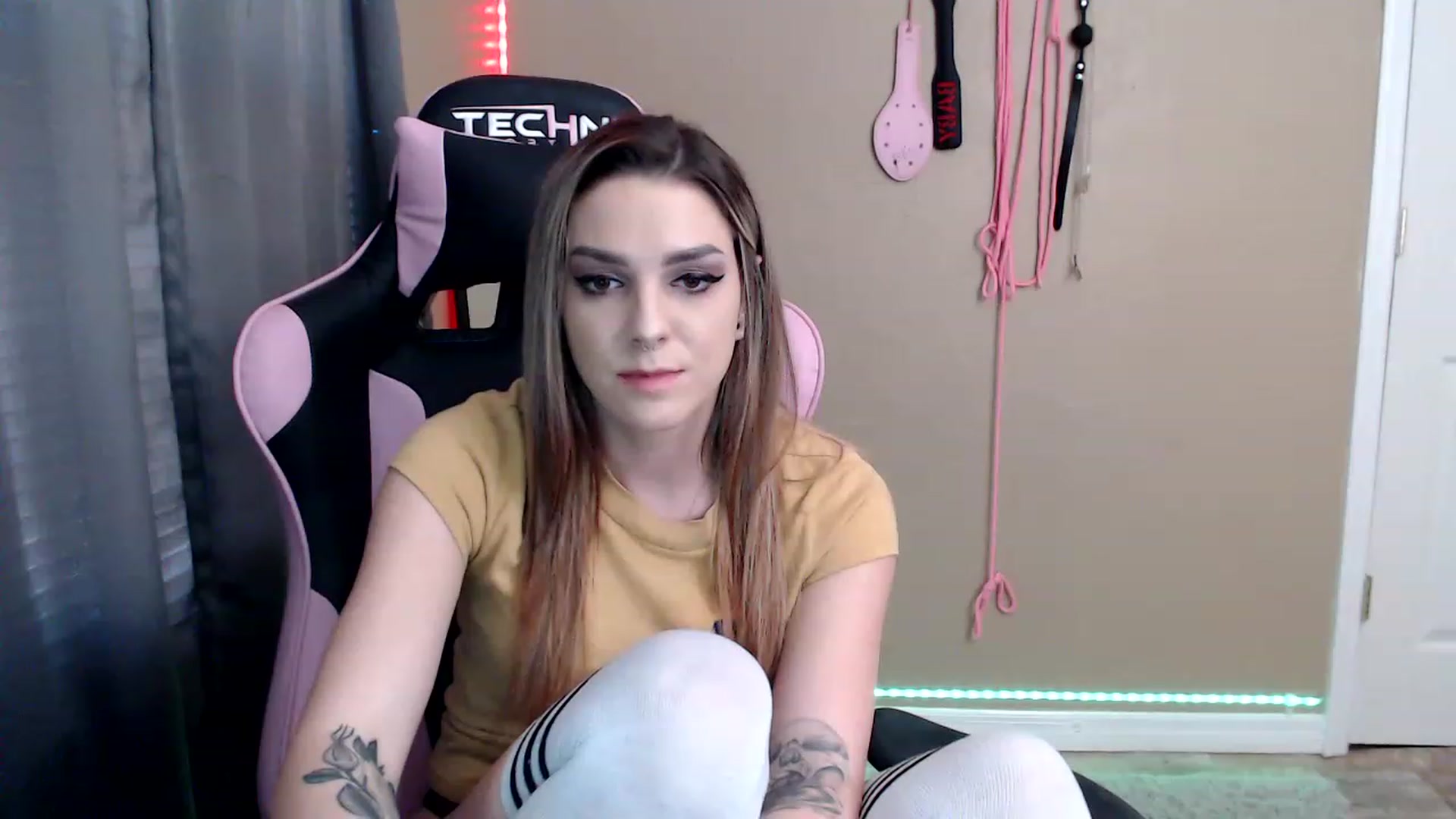 Gallery image thumbnail from rileyhazexxx's myfreecams stream on, 11/25/2022, 21:16 image 18 of 20