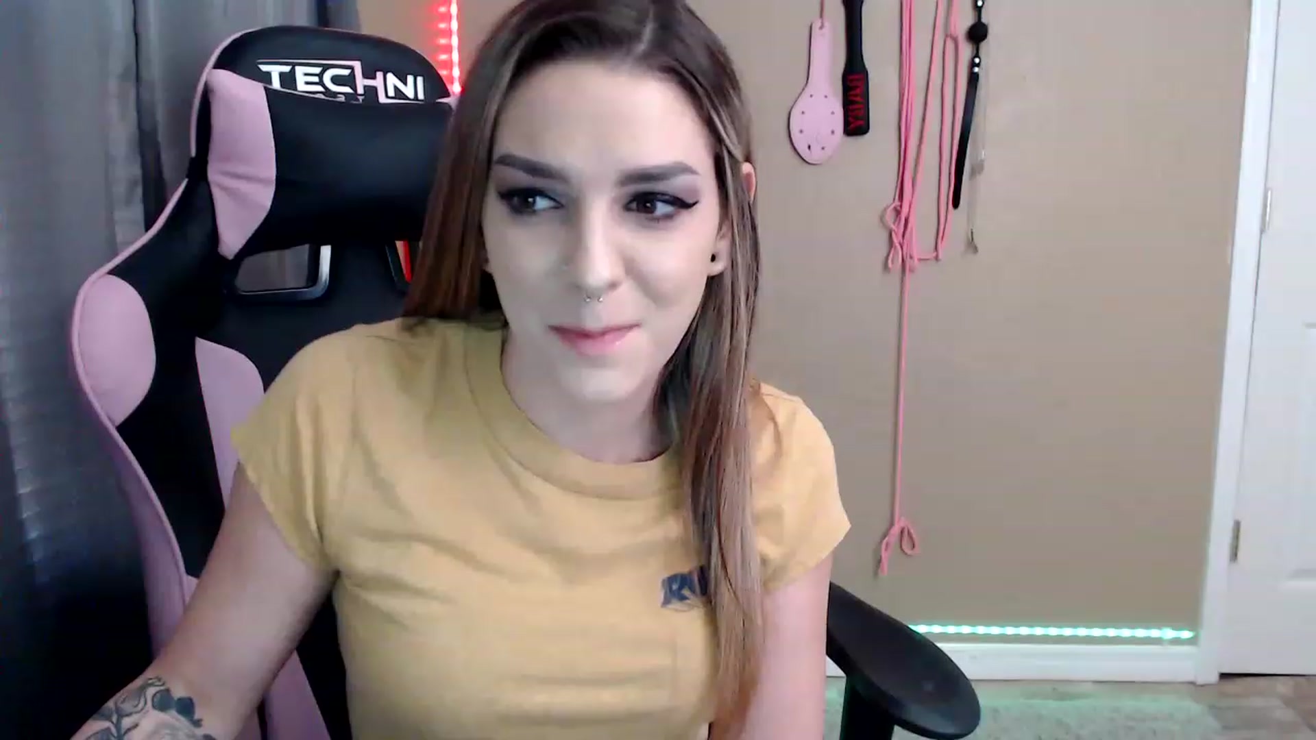 Gallery image thumbnail from rileyhazexxx's myfreecams stream on, 11/25/2022, 21:16 image 15 of 20