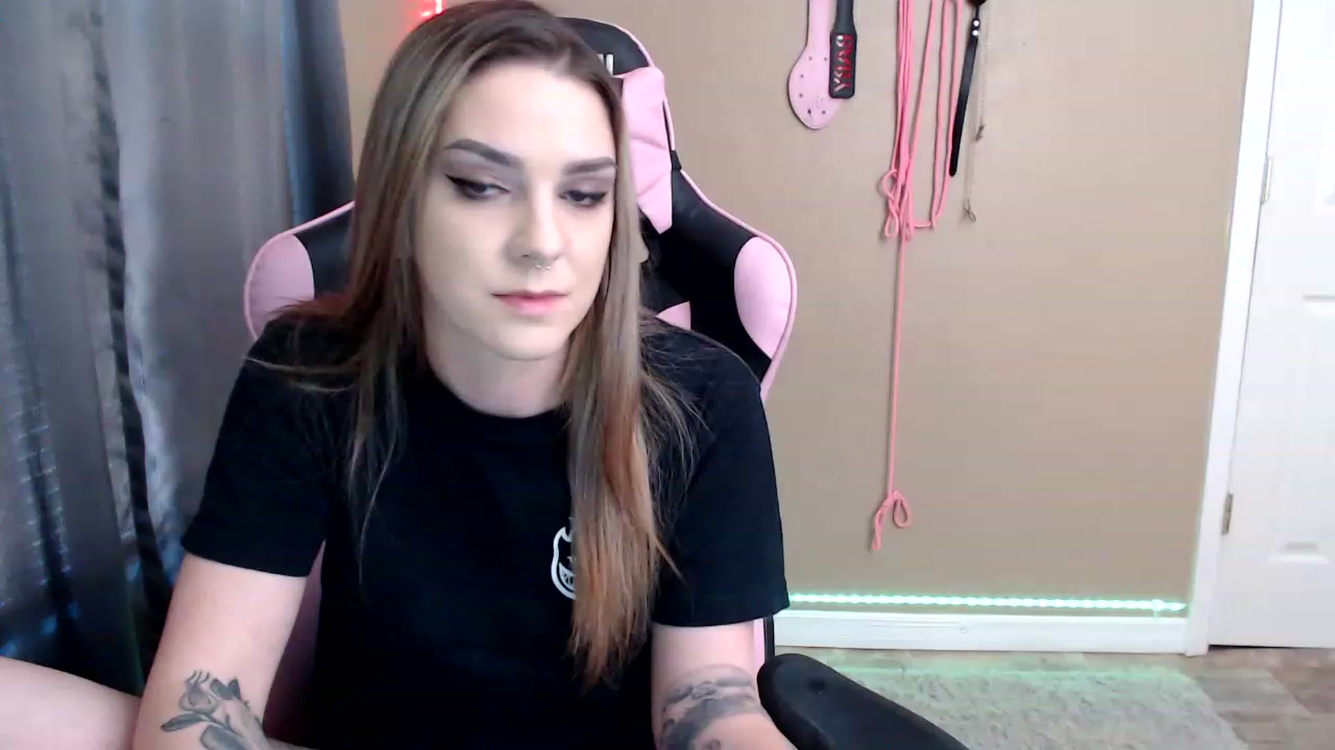 Gallery image thumbnail from rileyhazexxx's myfreecams stream on, 11/28/2022, 21:16 image 14 of 20