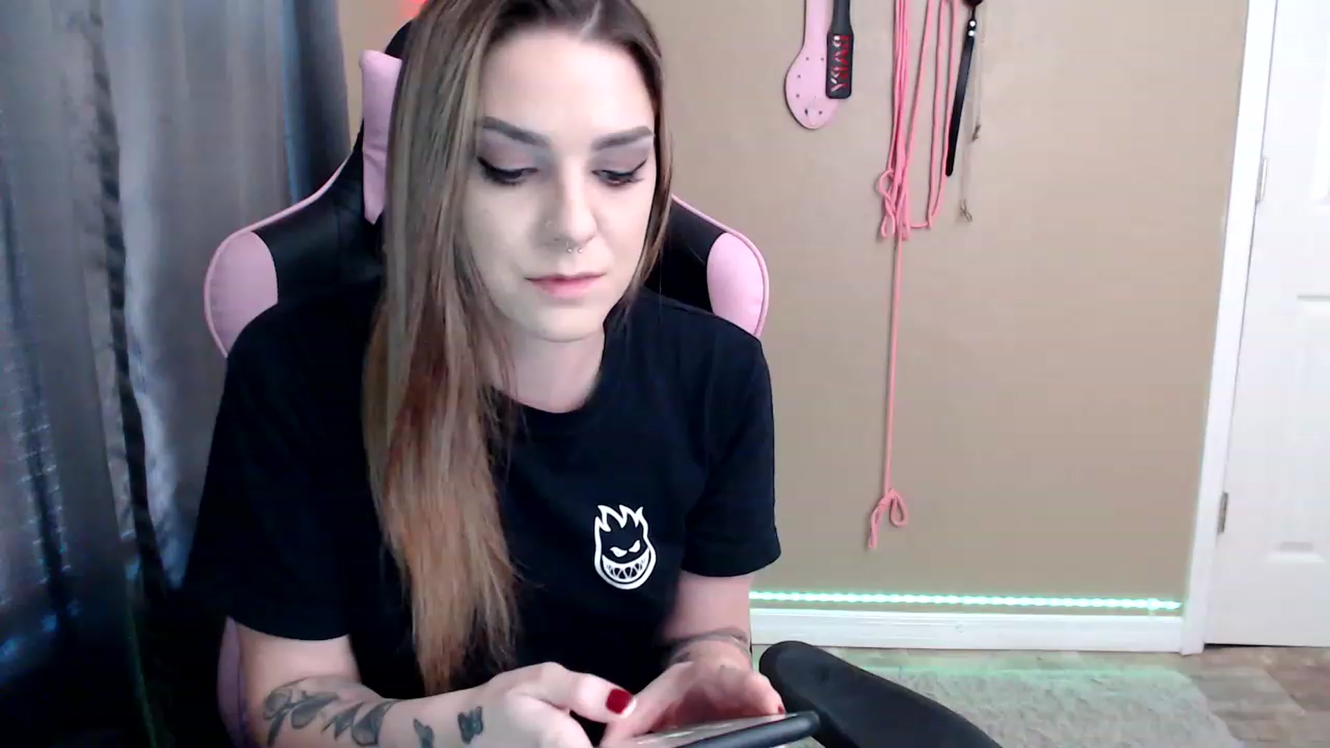 Gallery image thumbnail from rileyhazexxx's myfreecams stream on, 11/28/2022, 21:16 image 18 of 20