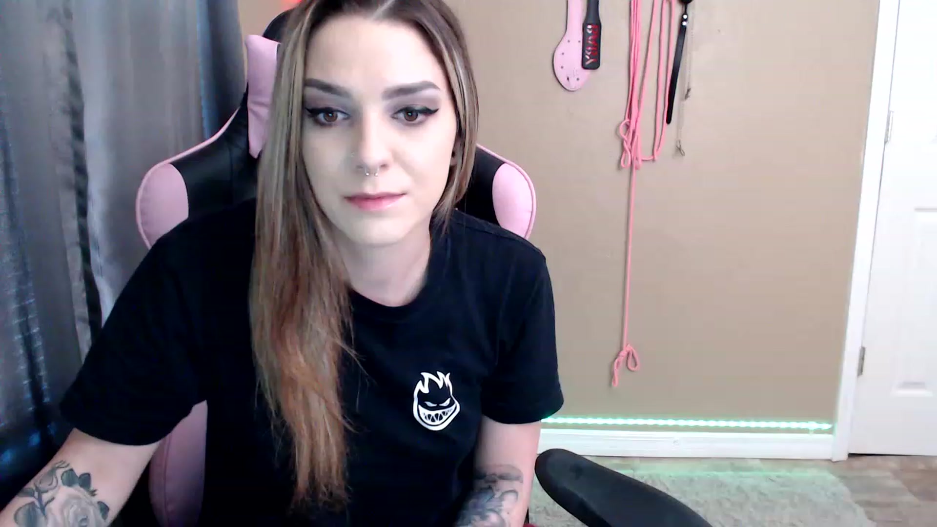Gallery image thumbnail from rileyhazexxx's myfreecams stream on, 11/28/2022, 21:16 image 17 of 20