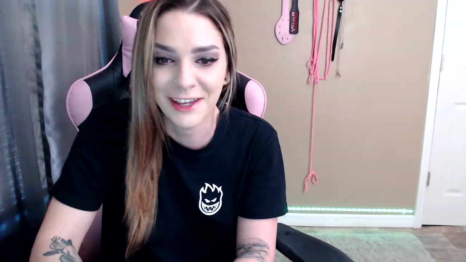 Gallery image thumbnail from rileyhazexxx's myfreecams stream on, 11/28/2022, 21:16 image 15 of 20