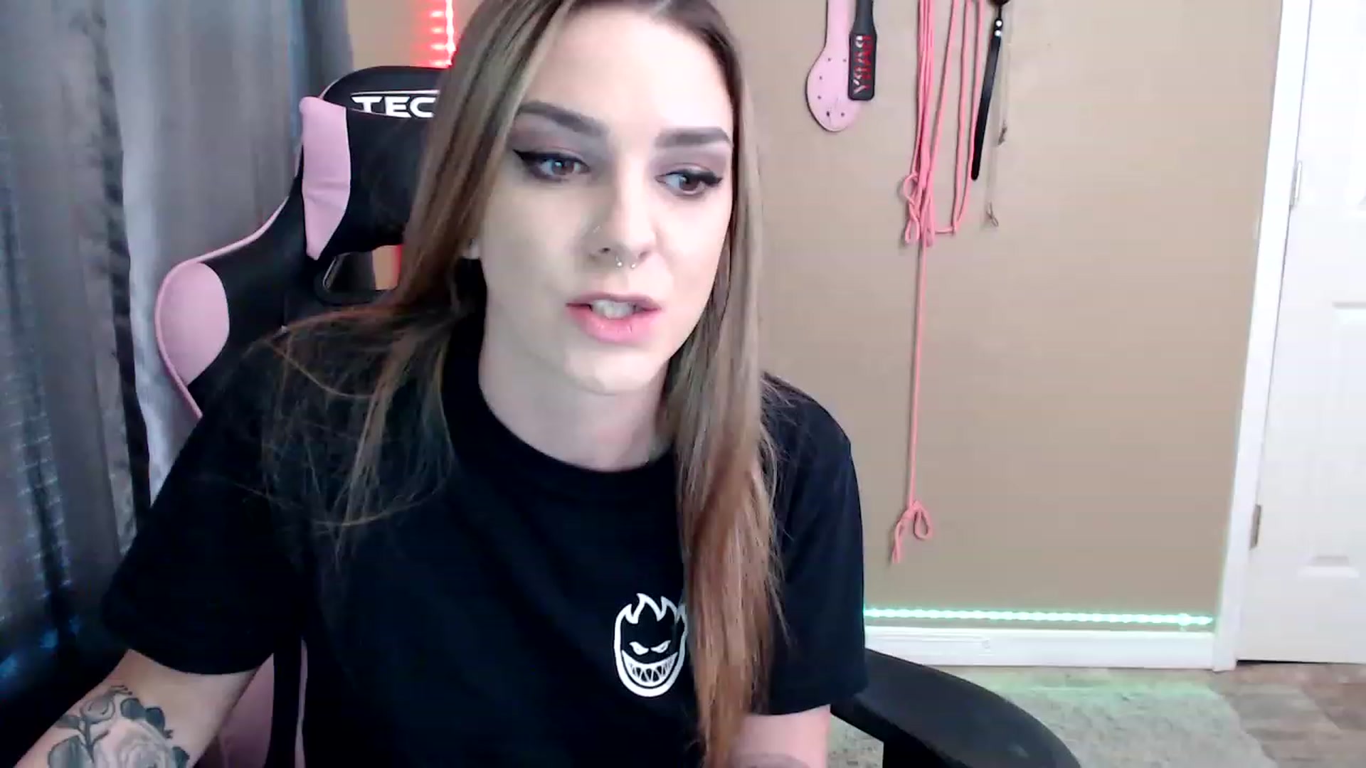 Gallery image thumbnail from rileyhazexxx's myfreecams stream on, 11/28/2022, 21:16 image 13 of 20