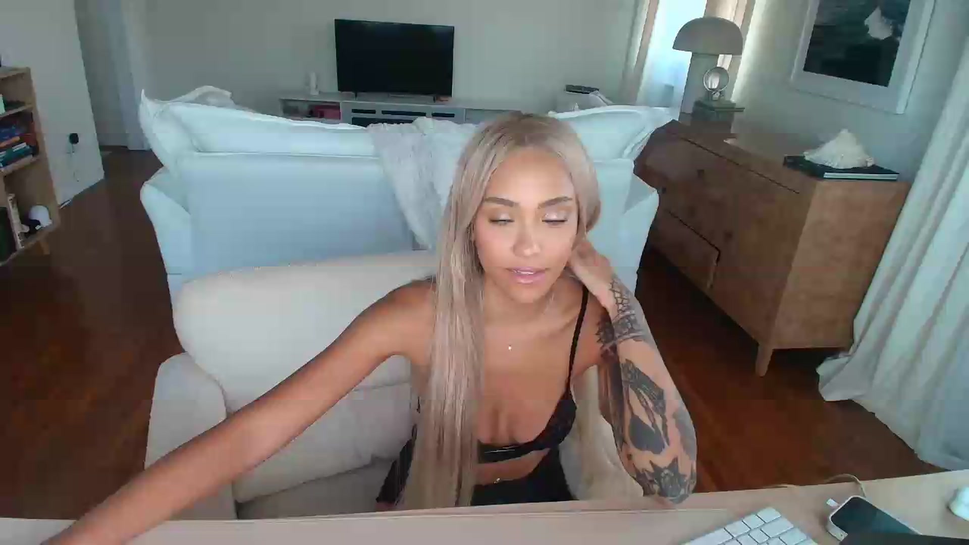 Gallery image thumbnail from rosiewestttt's myfreecams stream on, 08/04/2026, 04:58 image 1 of 20