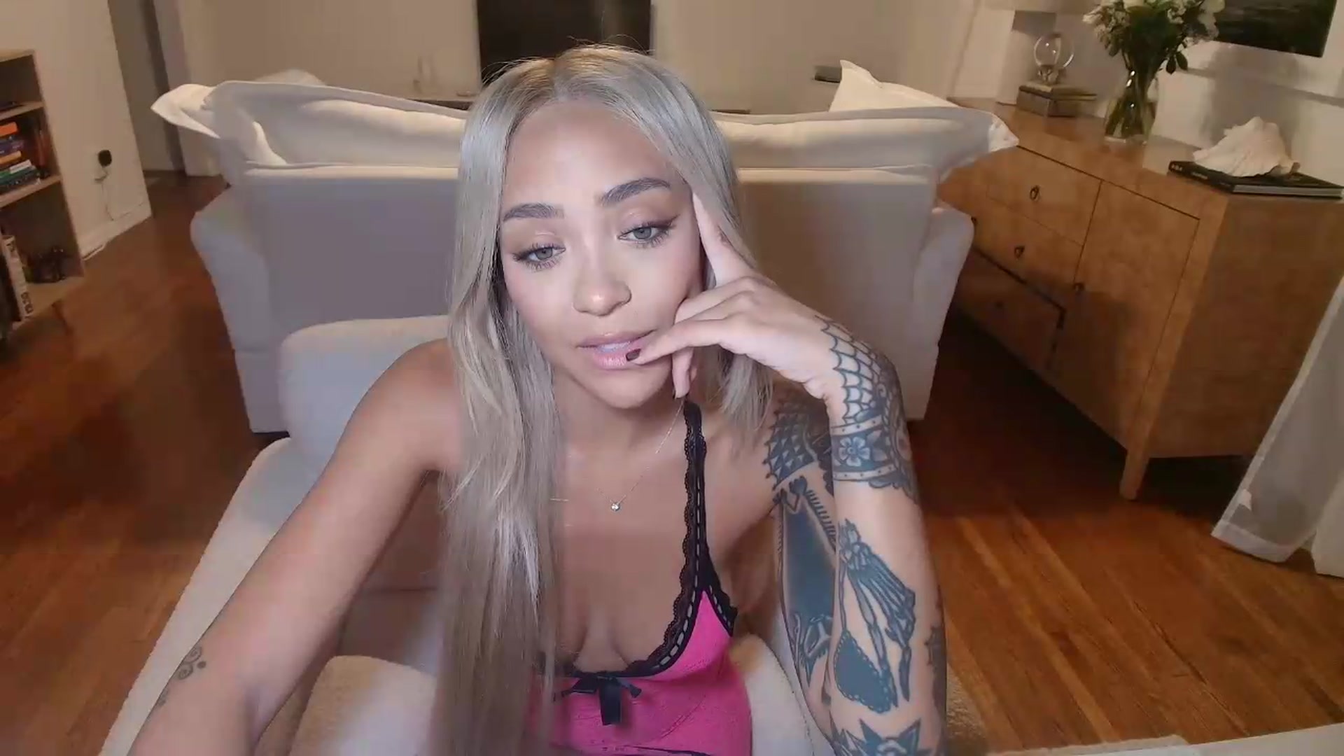 Gallery image thumbnail from rosiewestttt's myfreecams stream on, 08/13/2026, 05:09 image 4 of 20