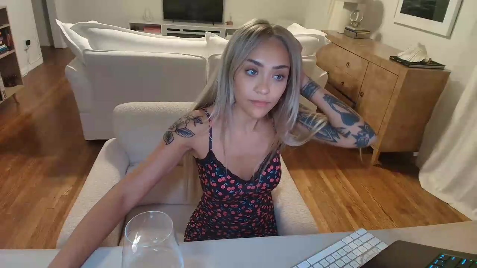 Gallery image thumbnail from rosiewestttt's myfreecams stream on, 09/04/2026, 03:51 image 18 of 20