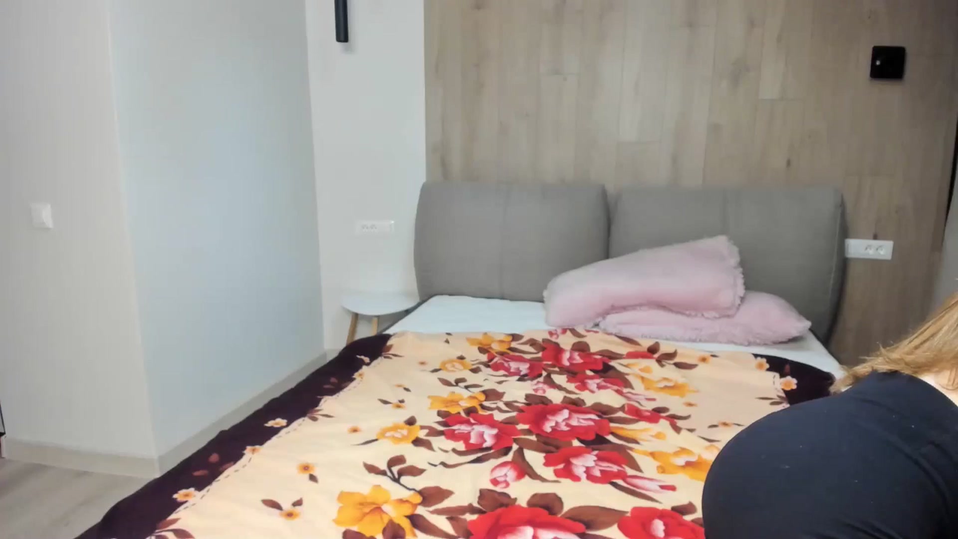 Gallery image thumbnail from samantamoons's myfreecams stream on, 05/19/2024, 21:15 image 15 of 20