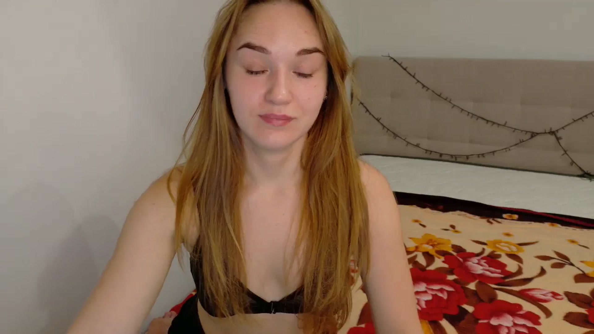Gallery image thumbnail from samantamoons's myfreecams stream on, 10/13/2024, 23:38 image 8 of 20