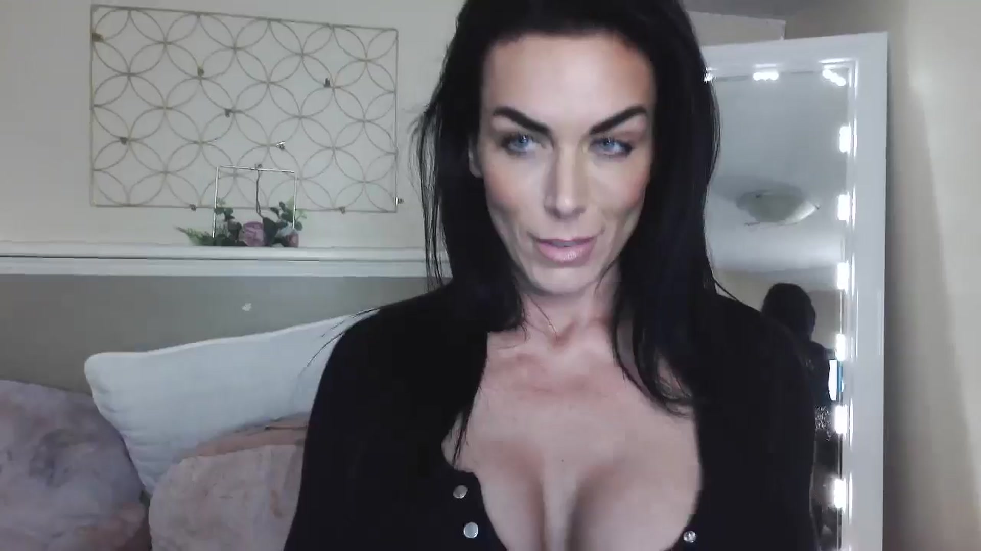 Gallery image thumbnail from sapphirefox's myfreecams stream on, 11/18/2024, 19:54 image 15 of 20
