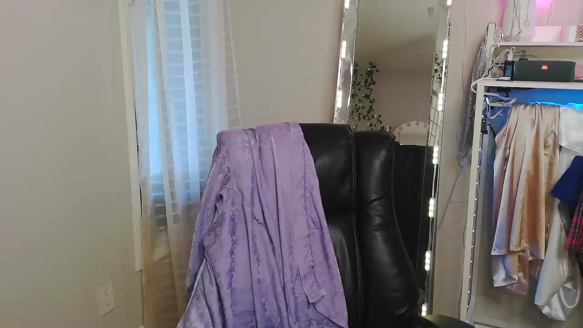 Gallery image thumbnail from sapphirefox's myfreecams stream on, 01/20/2025, 16:18 image 11 of 20