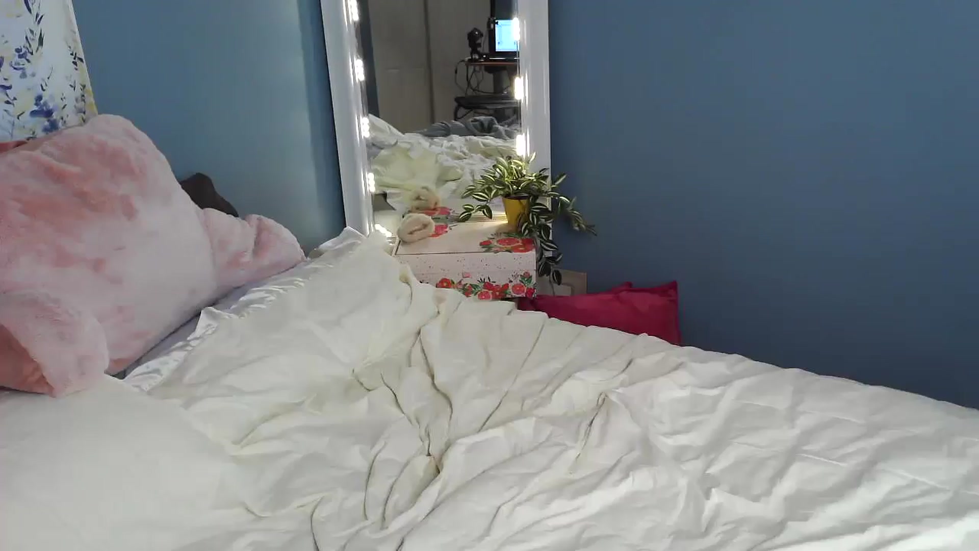 Gallery image thumbnail from sapphirefox's myfreecams stream on, 03/28/2025, 17:09 image 20 of 20