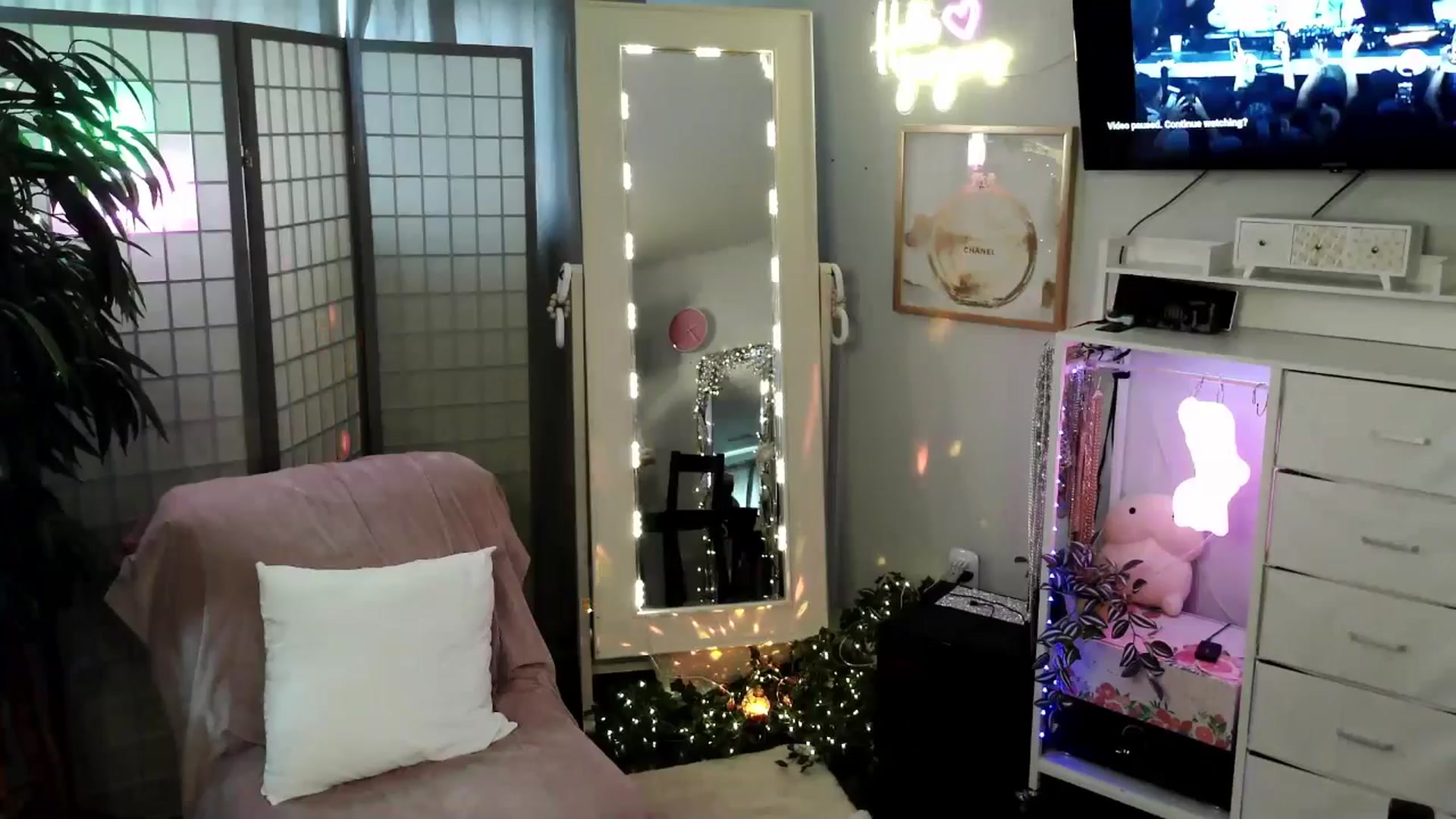 Gallery image thumbnail from sapphirefox's myfreecams stream on, 03/29/2026, 14:40 image 19 of 20