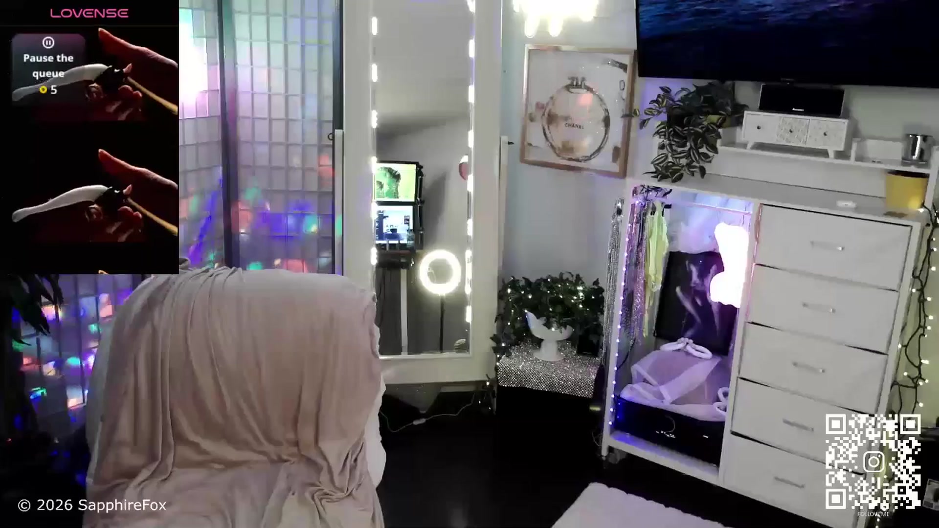 Gallery image thumbnail from sapphirefox's myfreecams stream on, 04/29/2026, 18:47 image 5 of 20