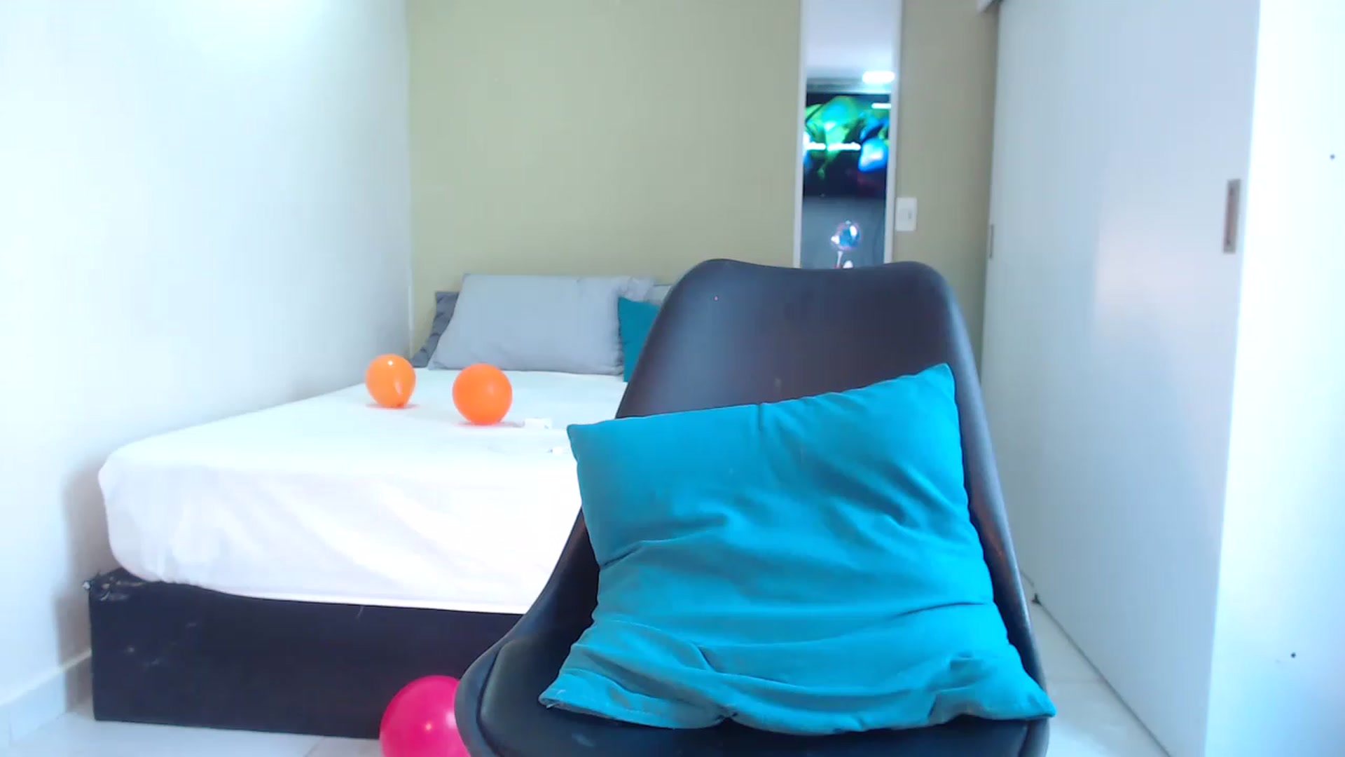 Gallery image thumbnail from sara_Leen's myfreecams stream on, 03/23/2023, 15:15 image 10 of 20