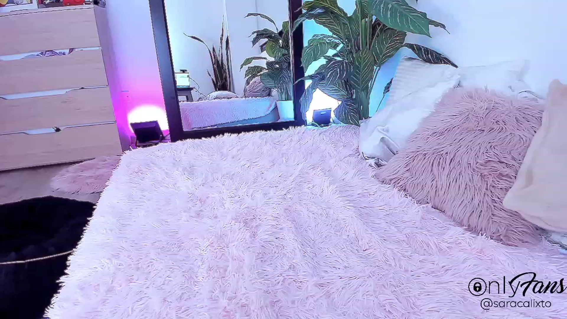 Gallery image thumbnail from saracalixtocr's myfreecams stream on, 03/14/2023, 05:41 image 14 of 20