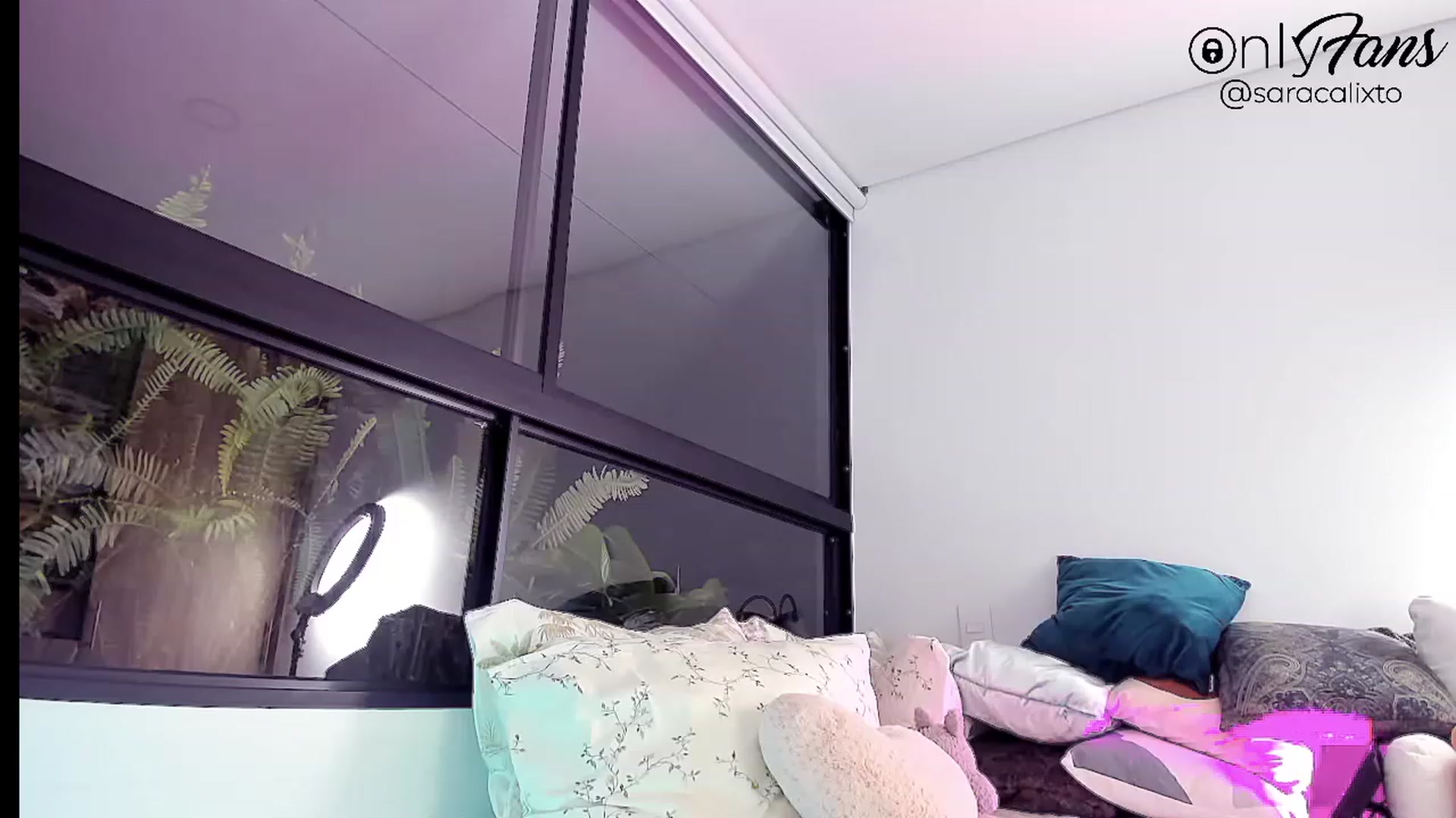 Gallery image thumbnail from saracalixtocr's myfreecams stream on, 07/18/2023, 05:20 image 14 of 20
