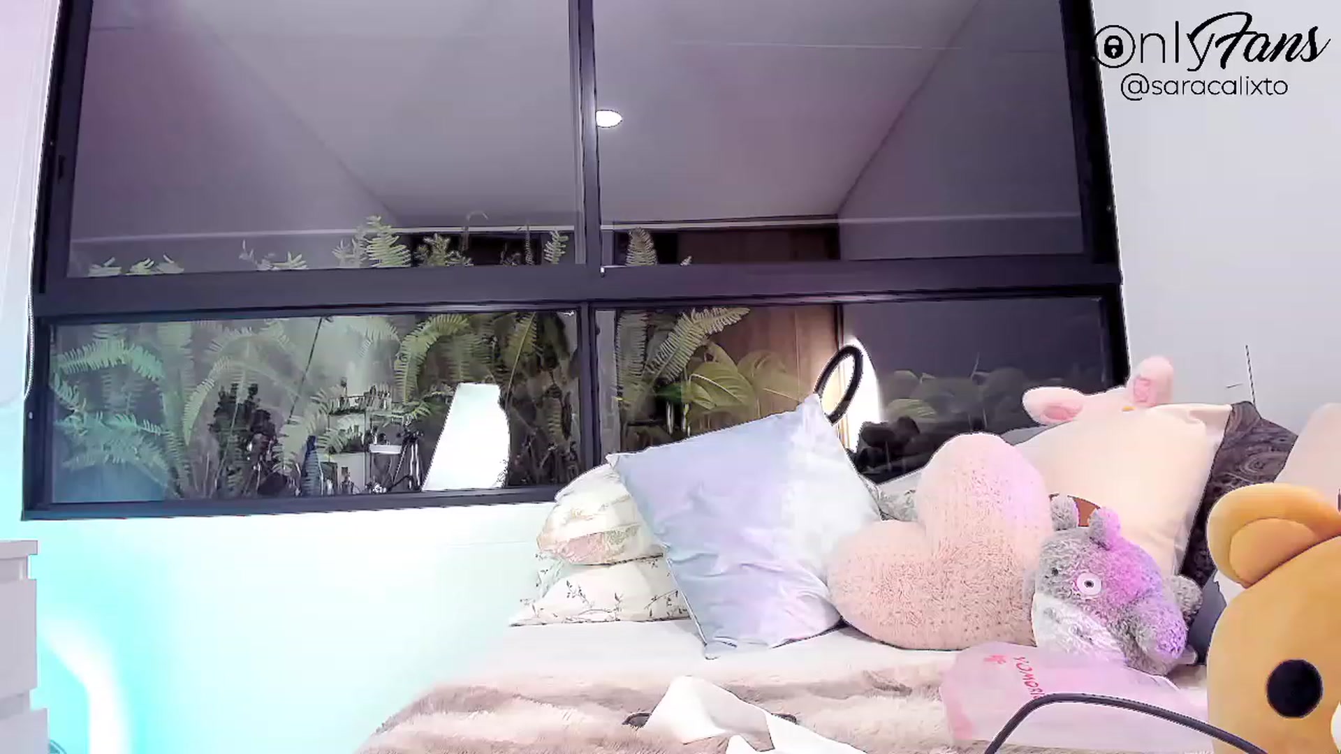 Gallery image thumbnail from saracalixtocr's myfreecams stream on, 07/22/2023, 02:24 image 16 of 20