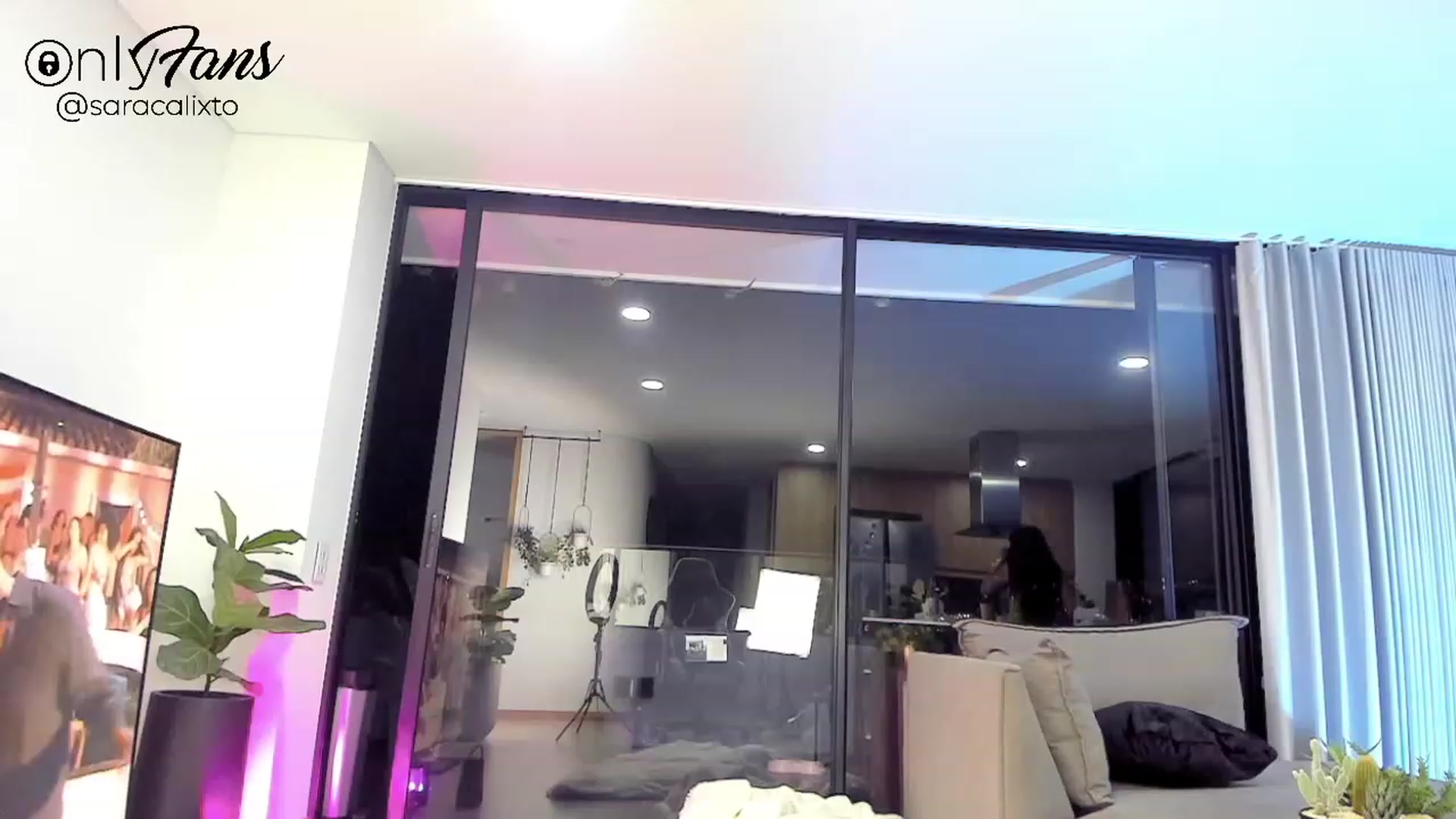 Gallery image thumbnail from saracalixtocr's myfreecams stream on, 10/21/2023, 05:58 image 4 of 20