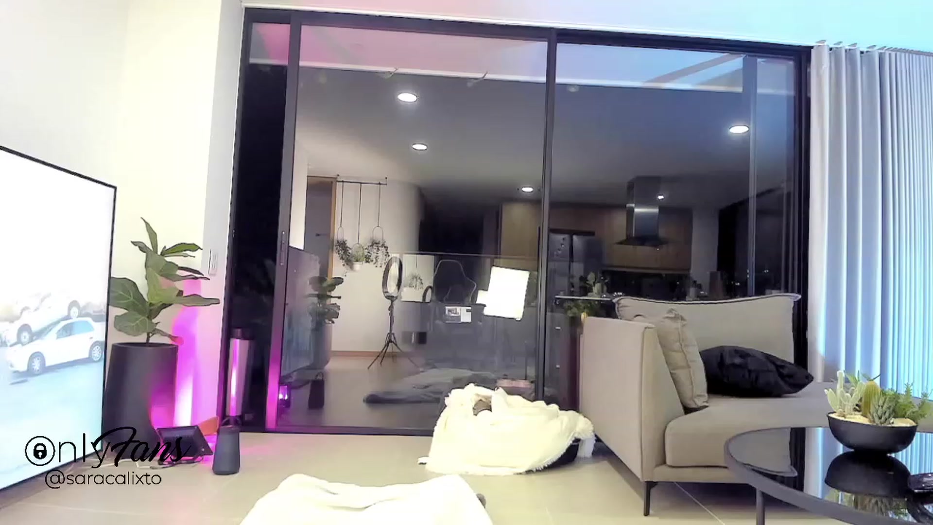 Gallery image thumbnail from saracalixtocr's myfreecams stream on, 10/21/2023, 05:58 image 1 of 20